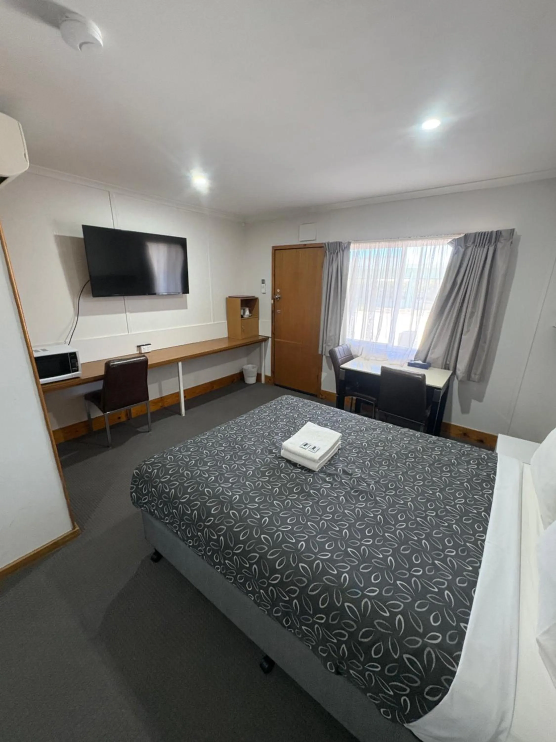 Bed in Majestic Motel