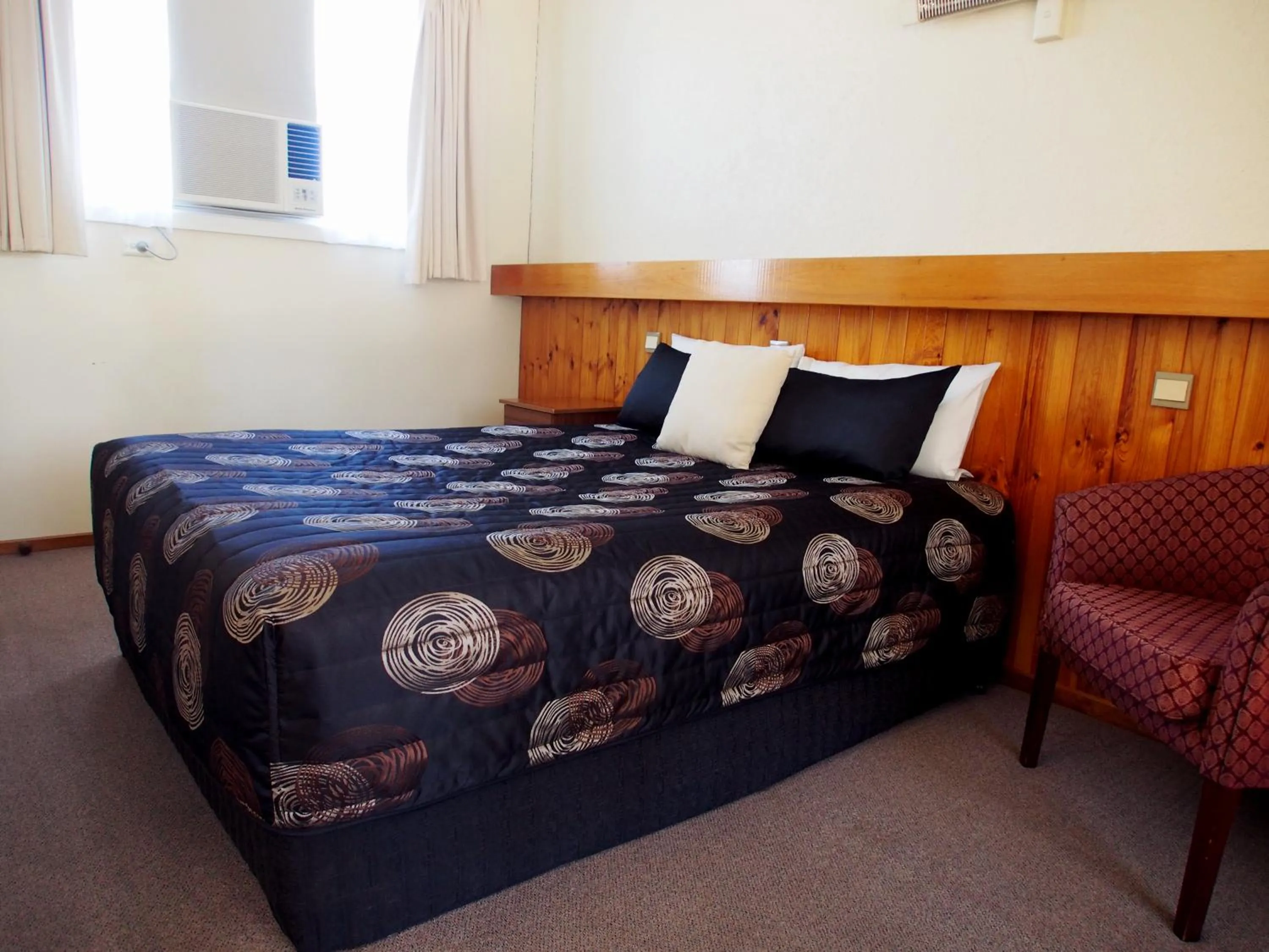 Bedroom, Bed in Majestic Motel