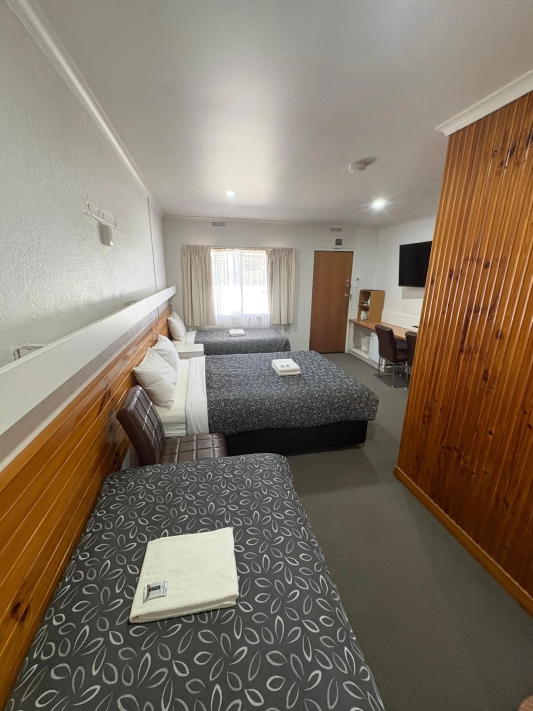 Bed in Majestic Motel