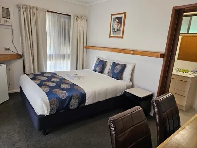 Bed in Majestic Motel