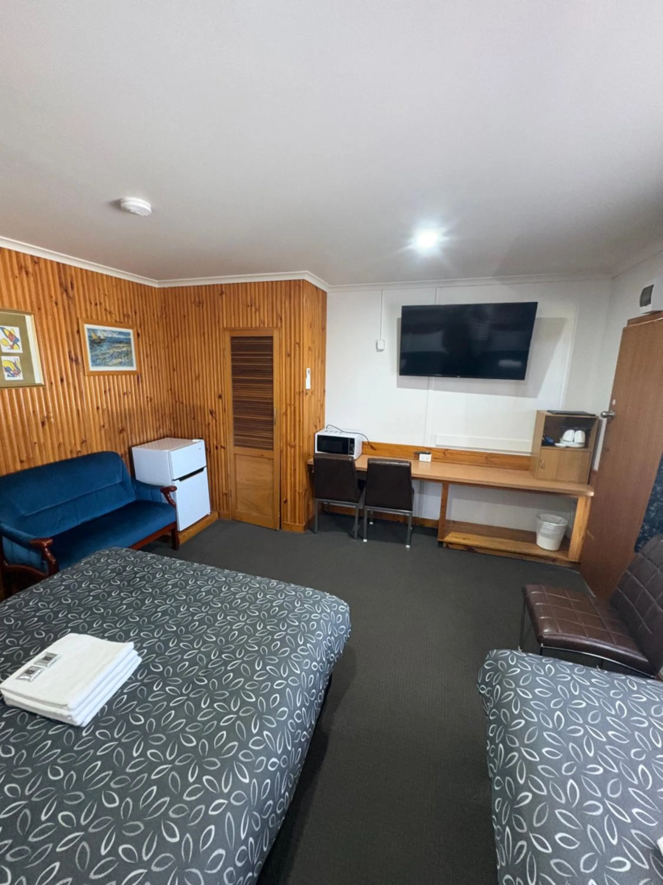 Bed in Majestic Motel