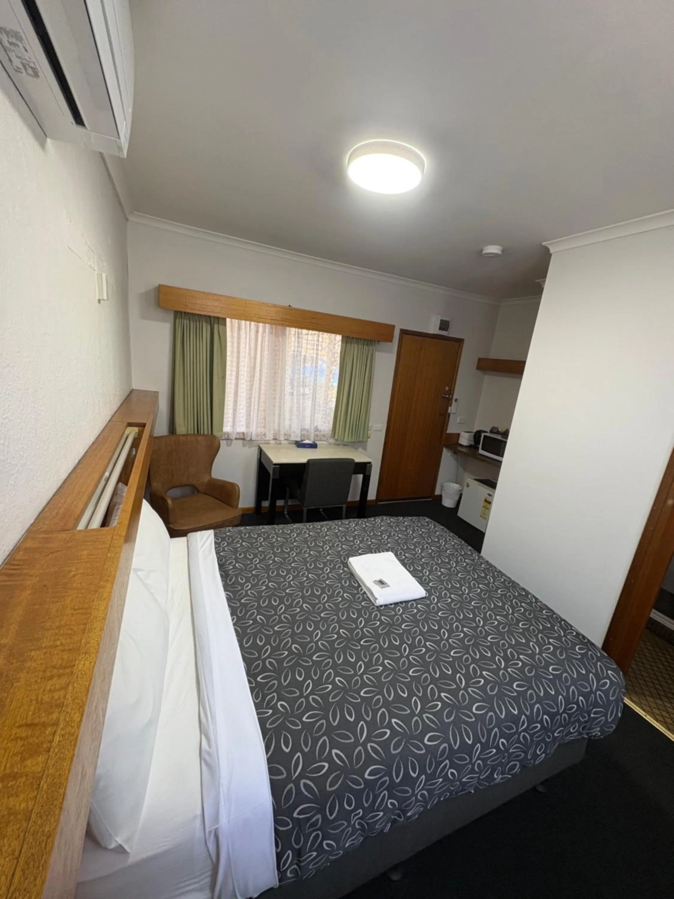 Bed in Majestic Motel