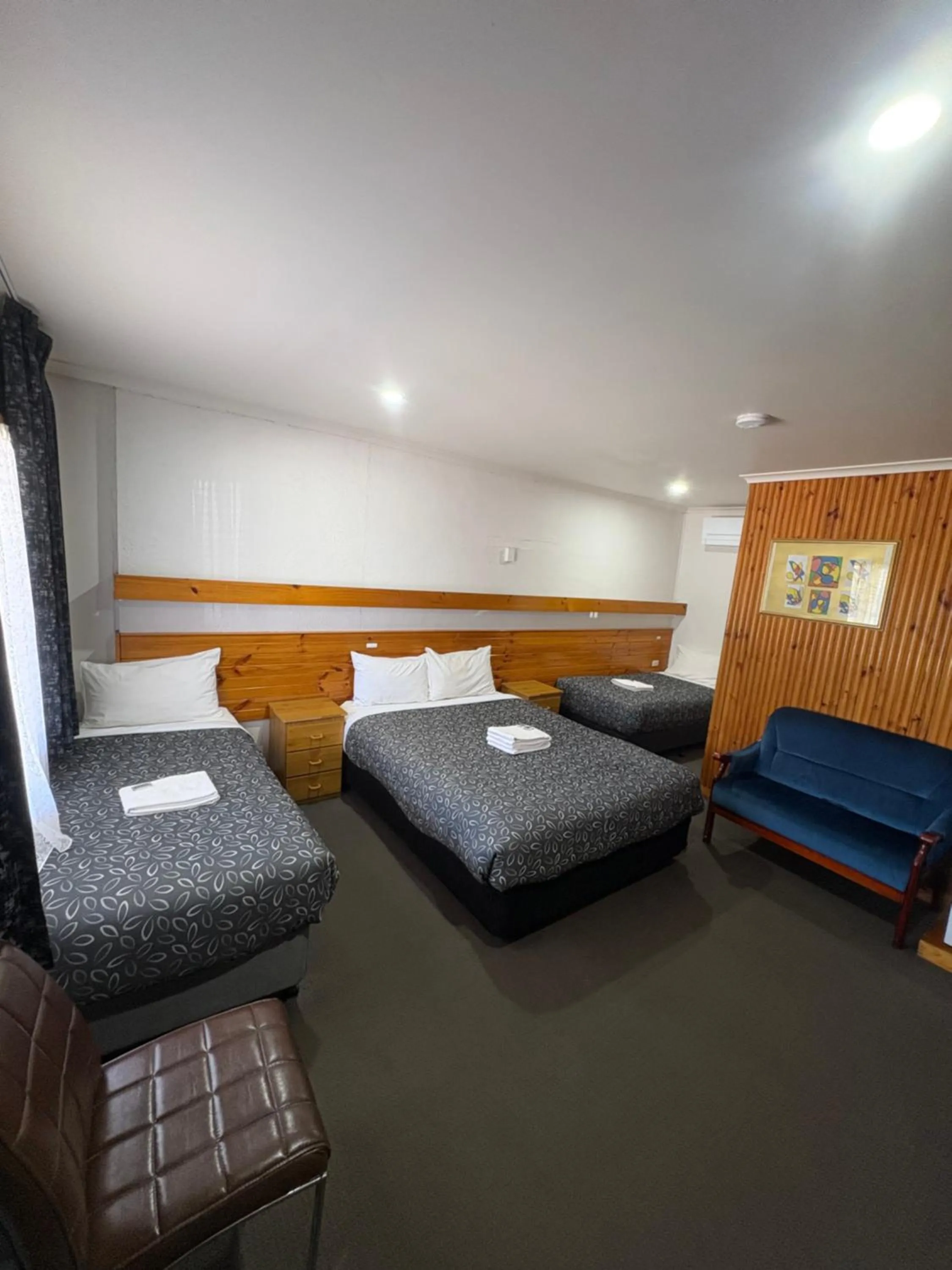 Bed in Majestic Motel