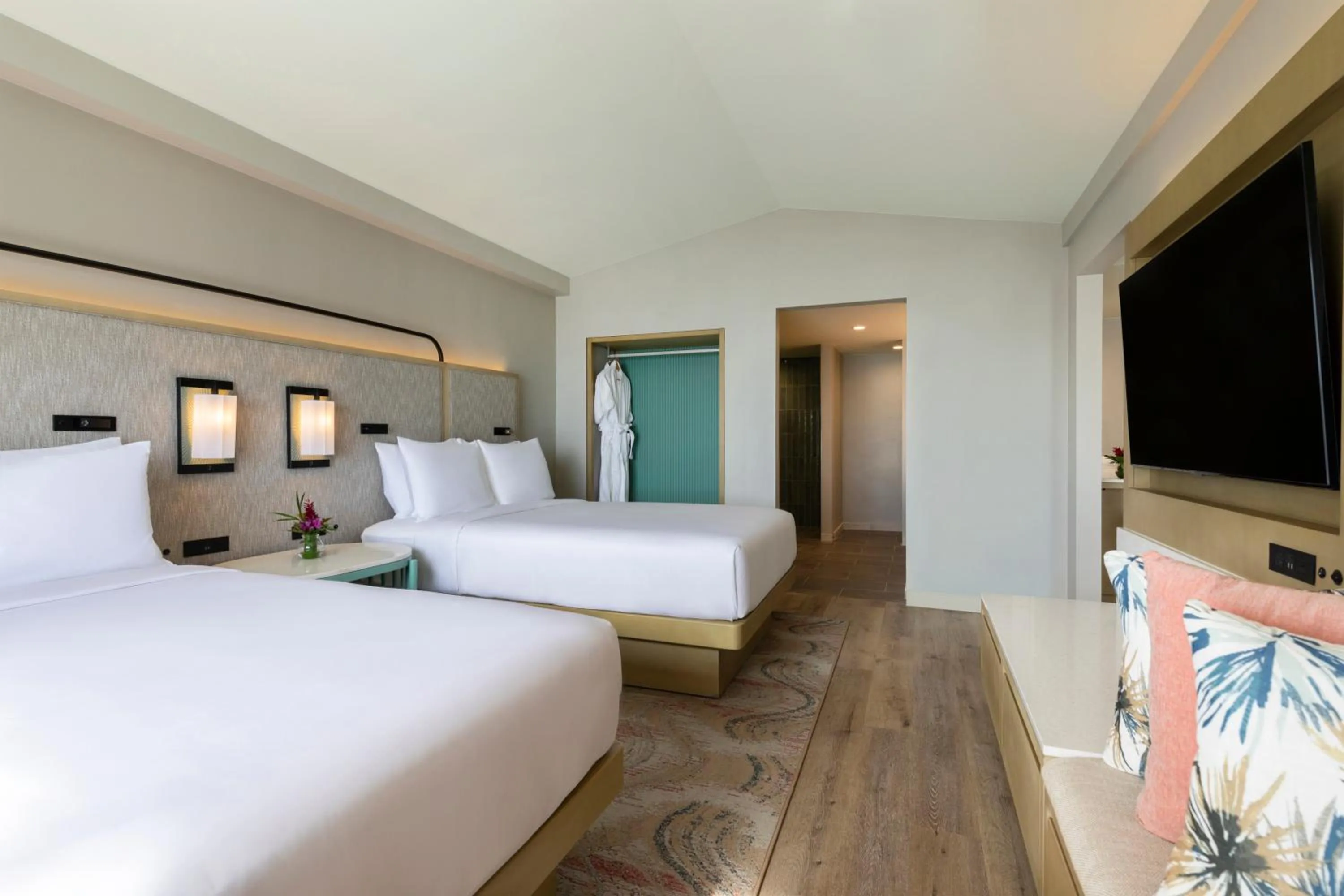 Bedroom, Bed in Crowne Plaza Resort Saipan