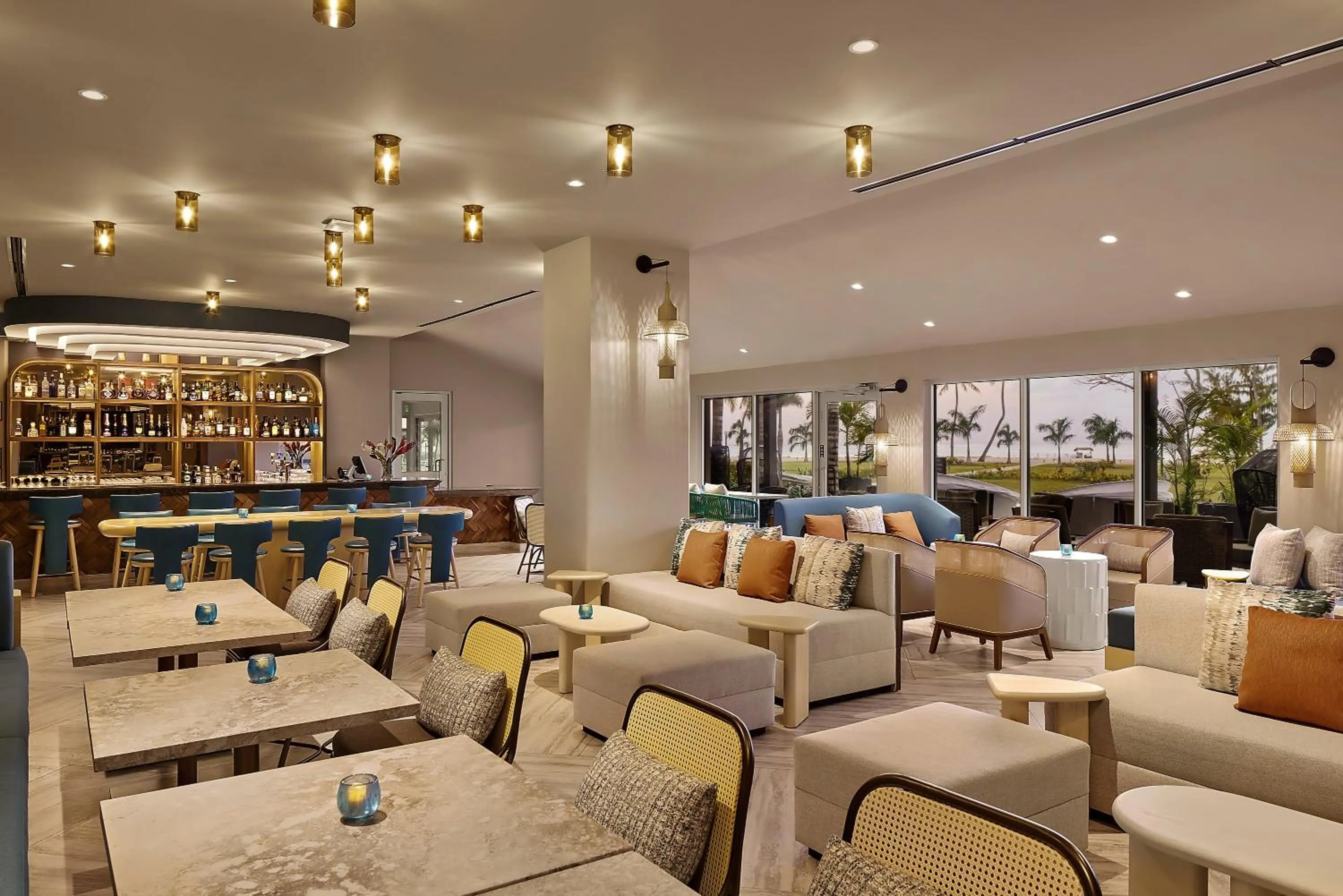 Lounge or bar in Crowne Plaza Resort Saipan