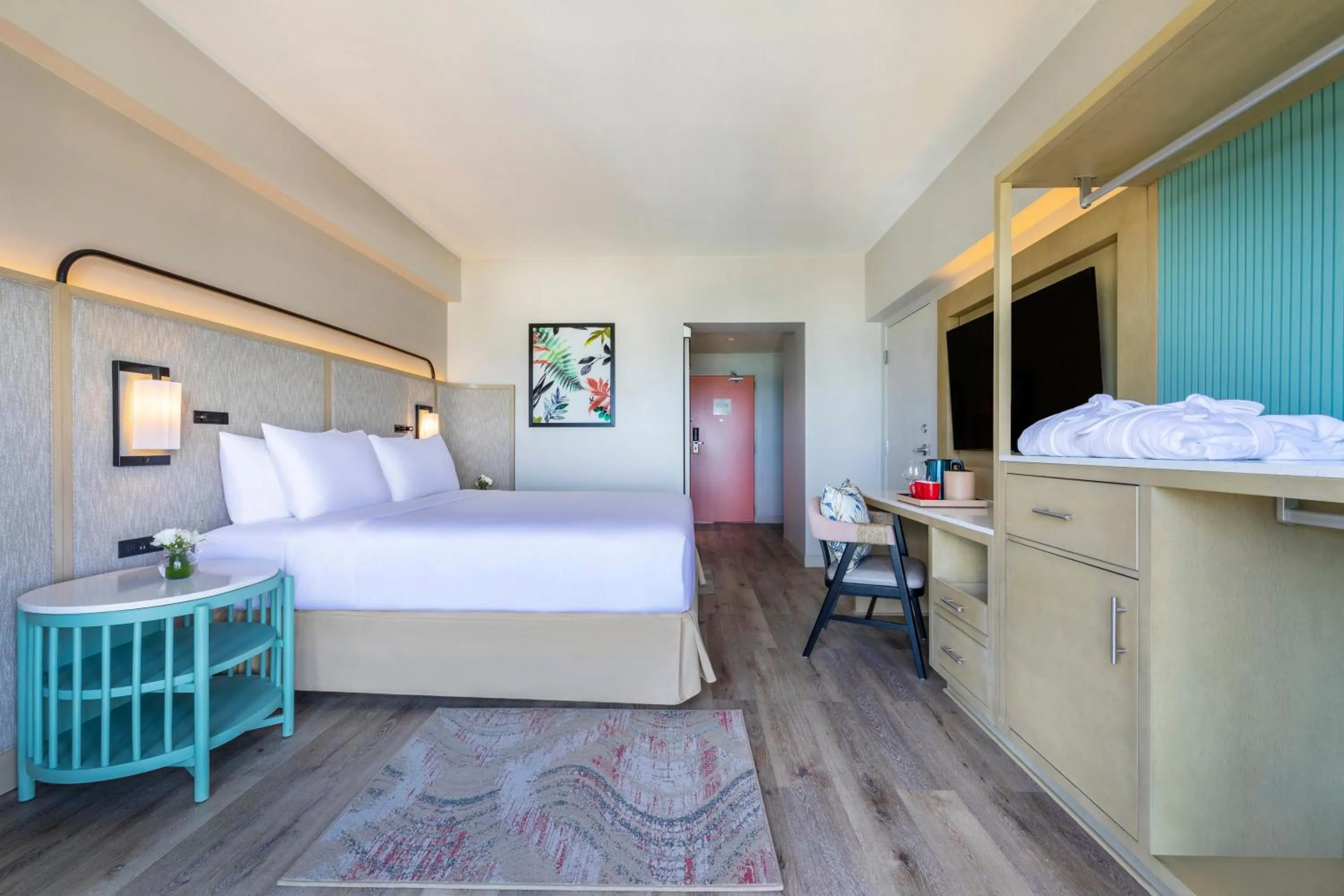 Photo of the whole room, Bed in Crowne Plaza Resort Saipan