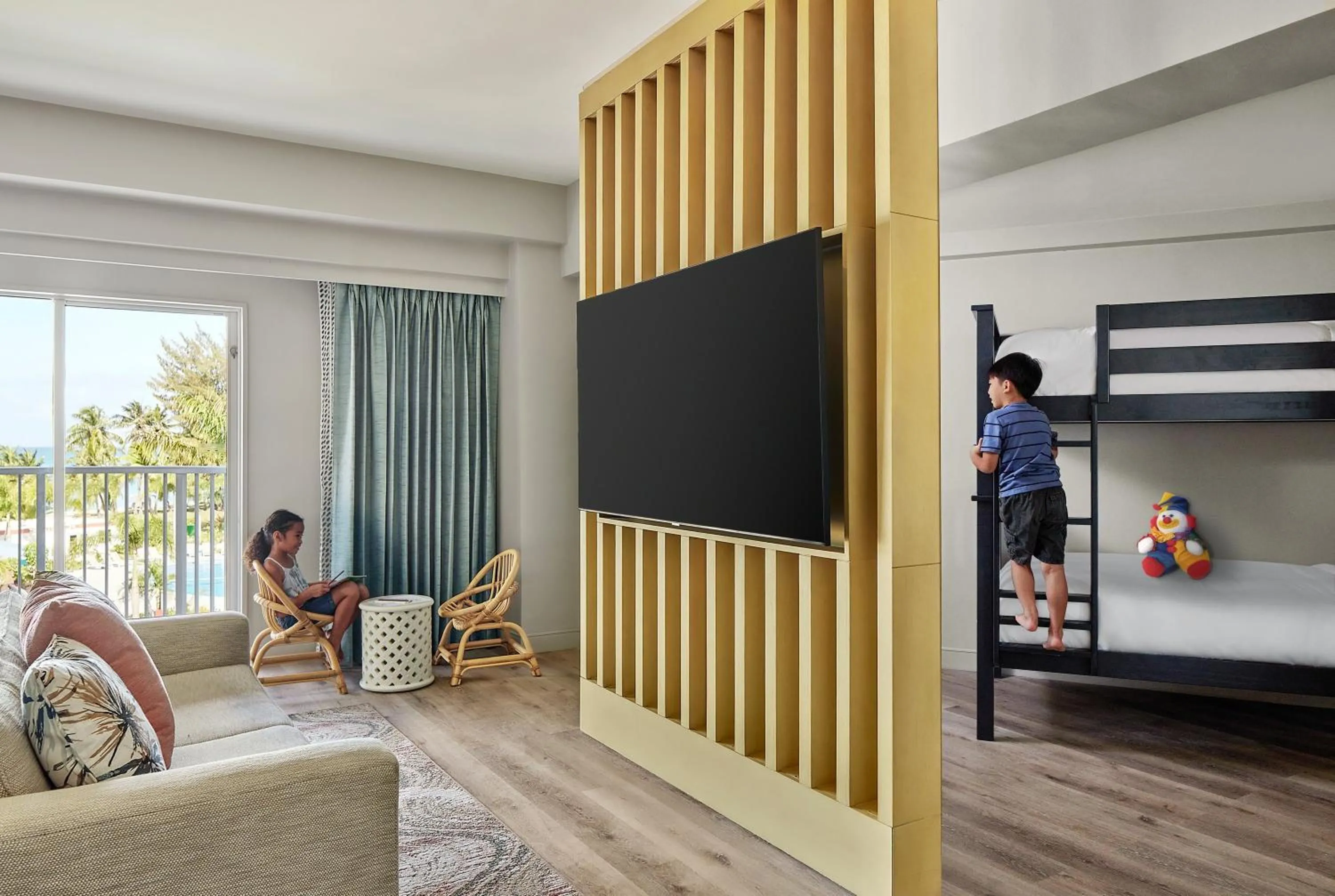 Bedroom, Bed in Crowne Plaza Resort Saipan