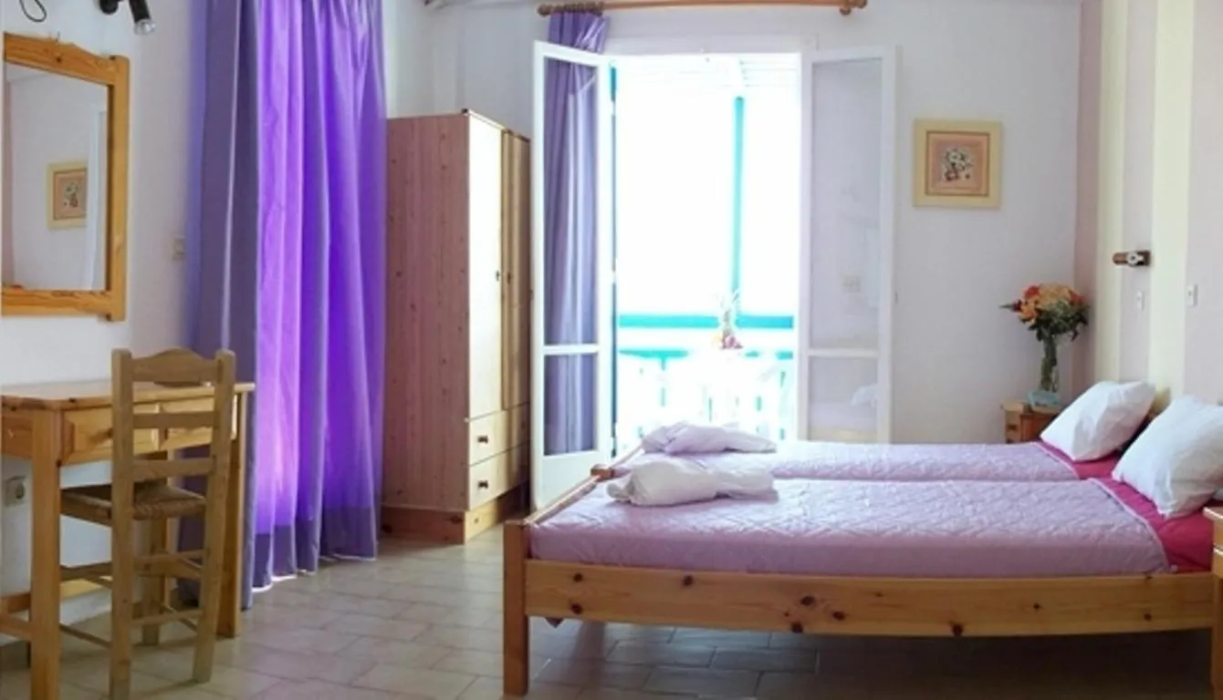 Photo of the whole room, Bed in Magic View