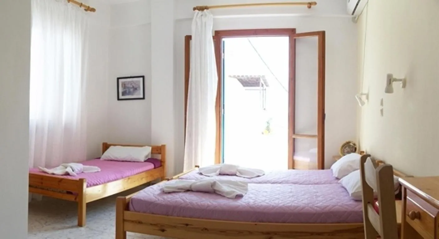 Photo of the whole room, Bed in Magic View