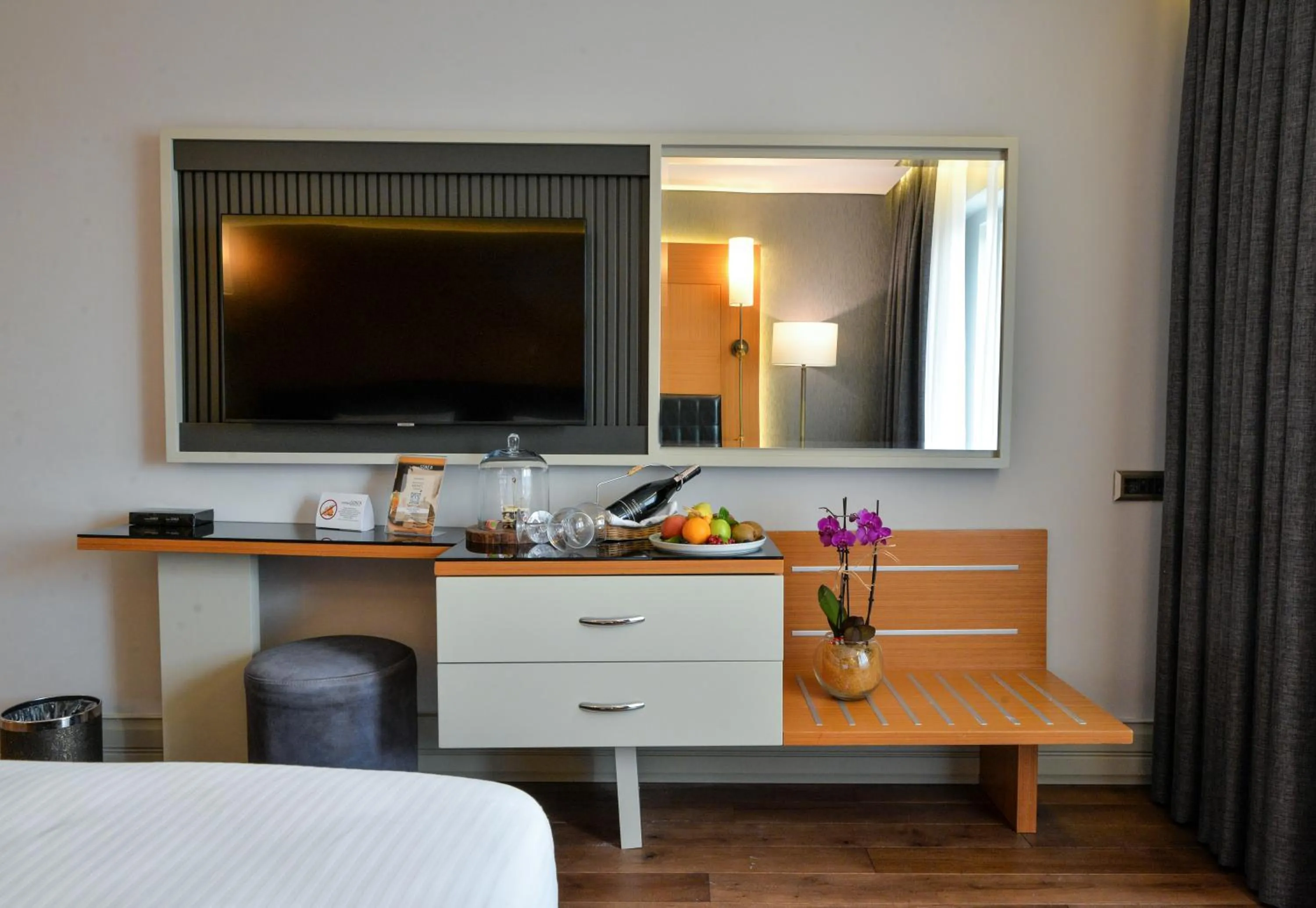 Property building, Bed in Istanbul Gonen Hotel