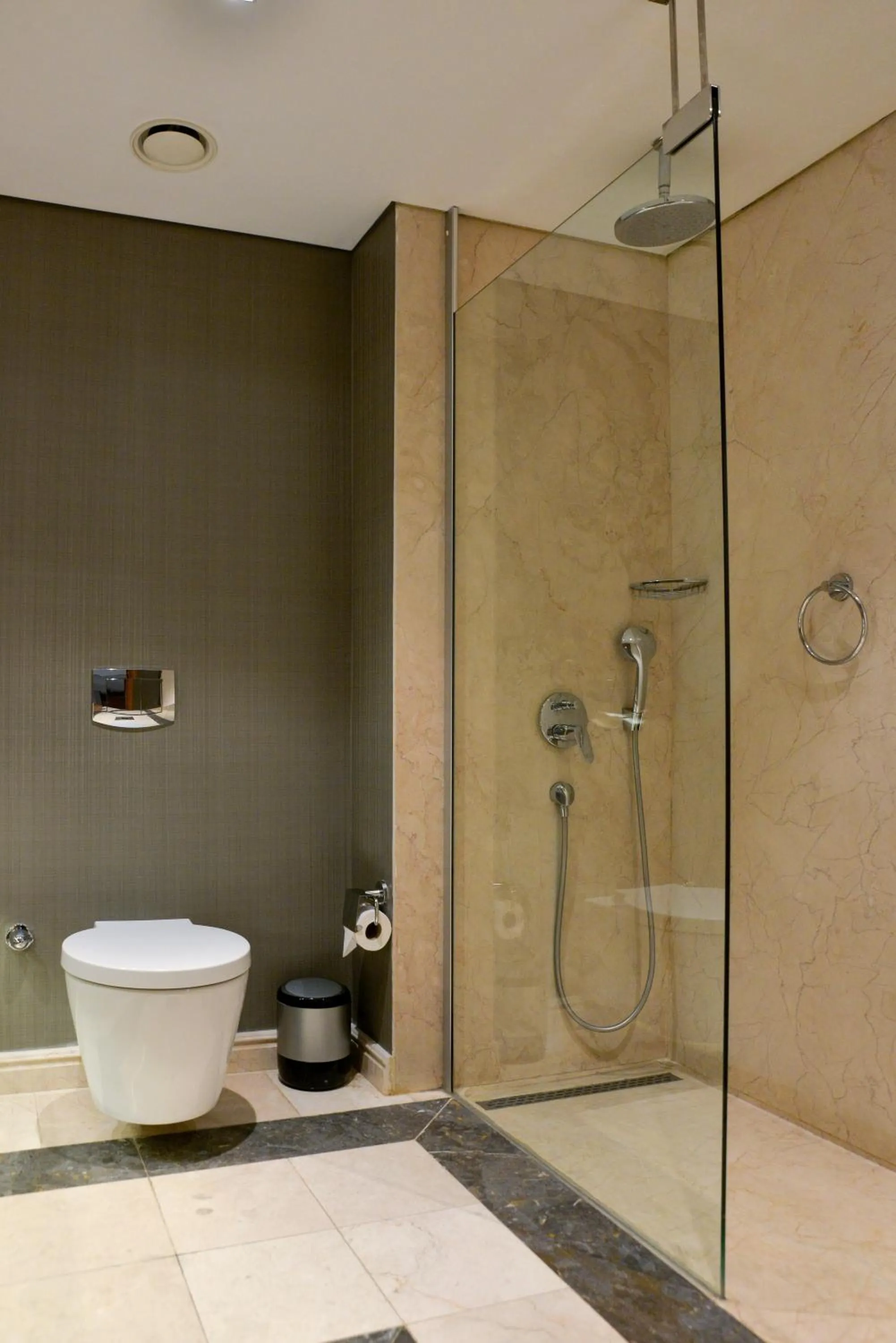Shower in Istanbul Gonen Hotel