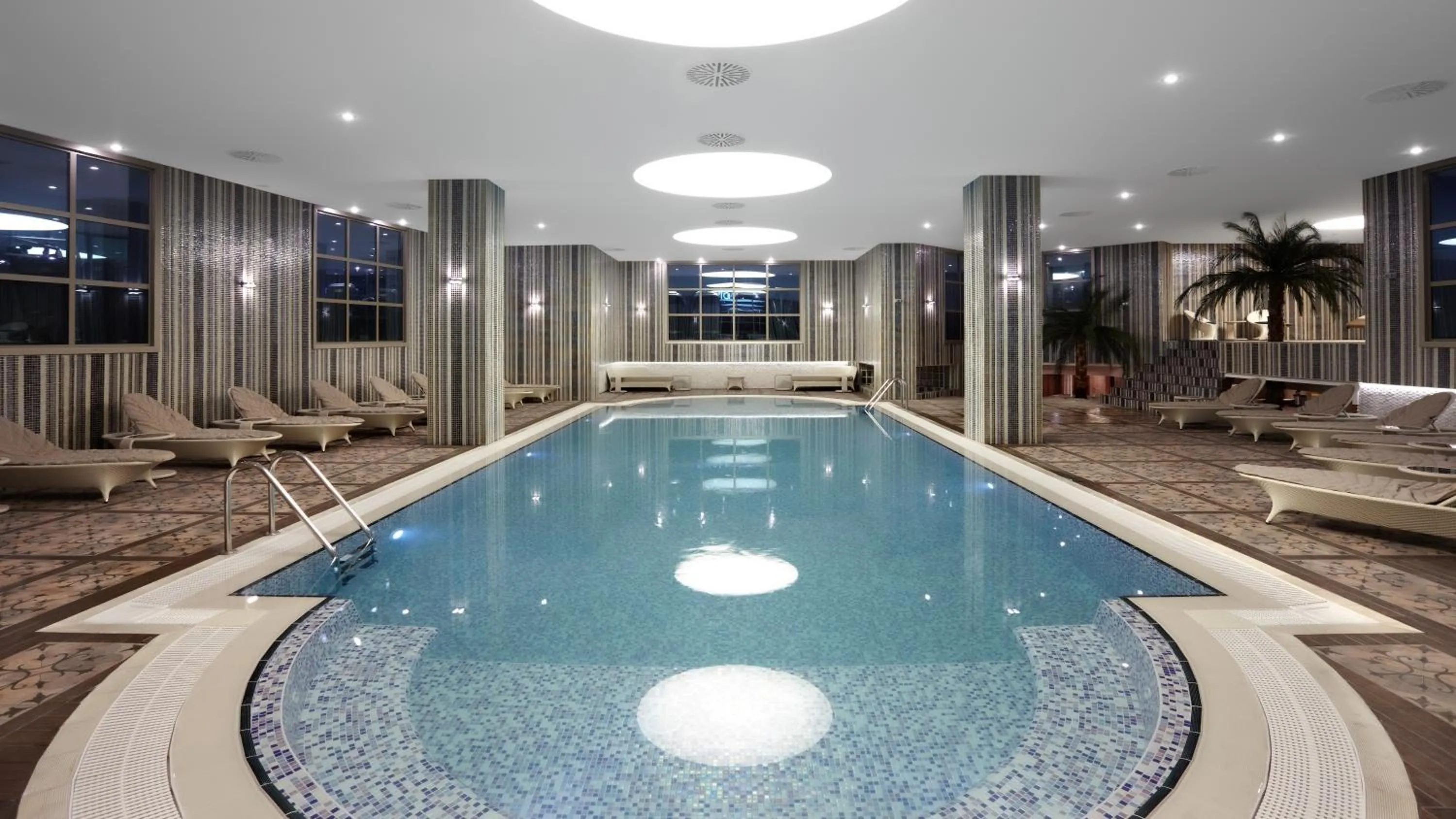 Swimming pool in Istanbul Gonen Hotel