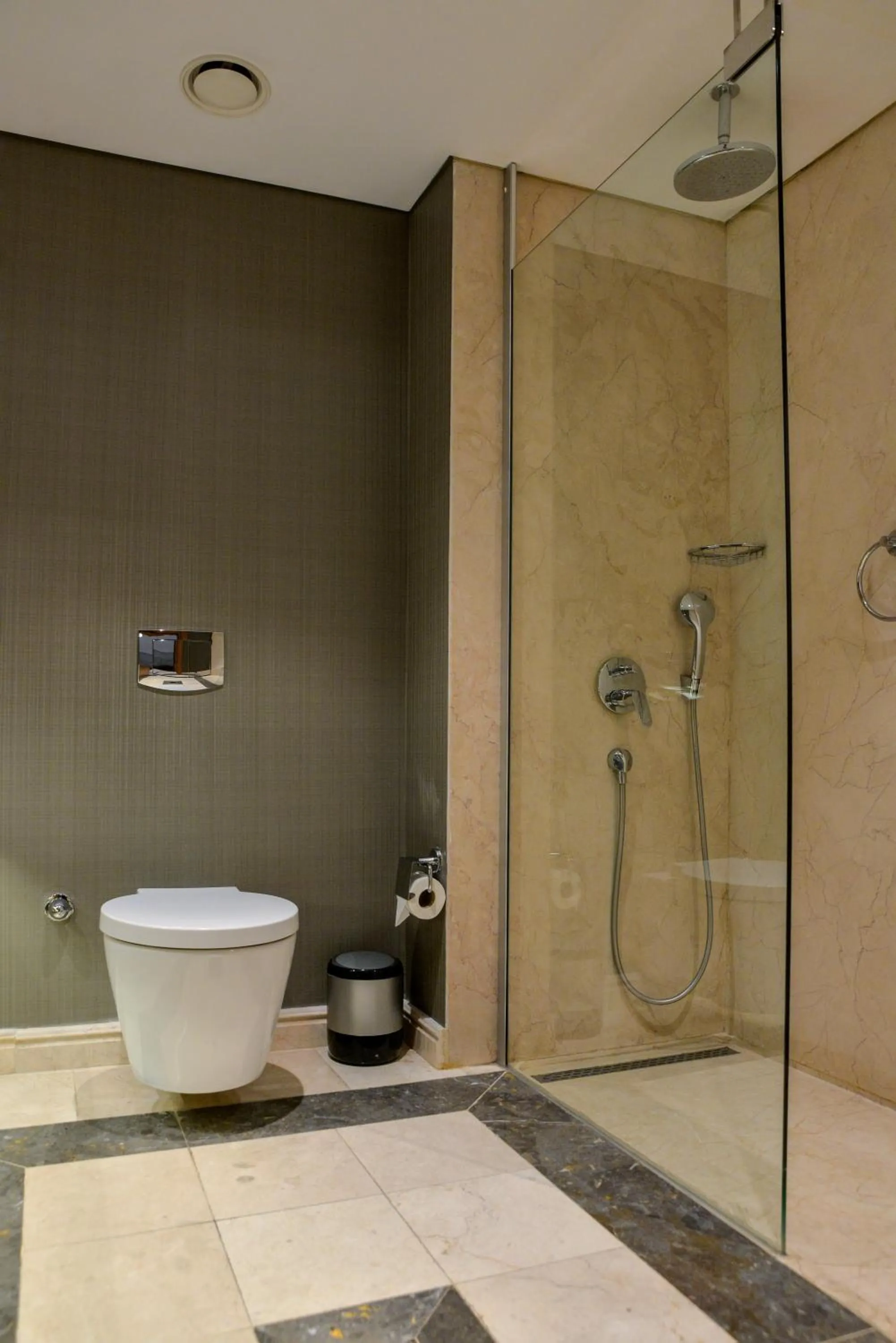 Shower in Istanbul Gonen Hotel