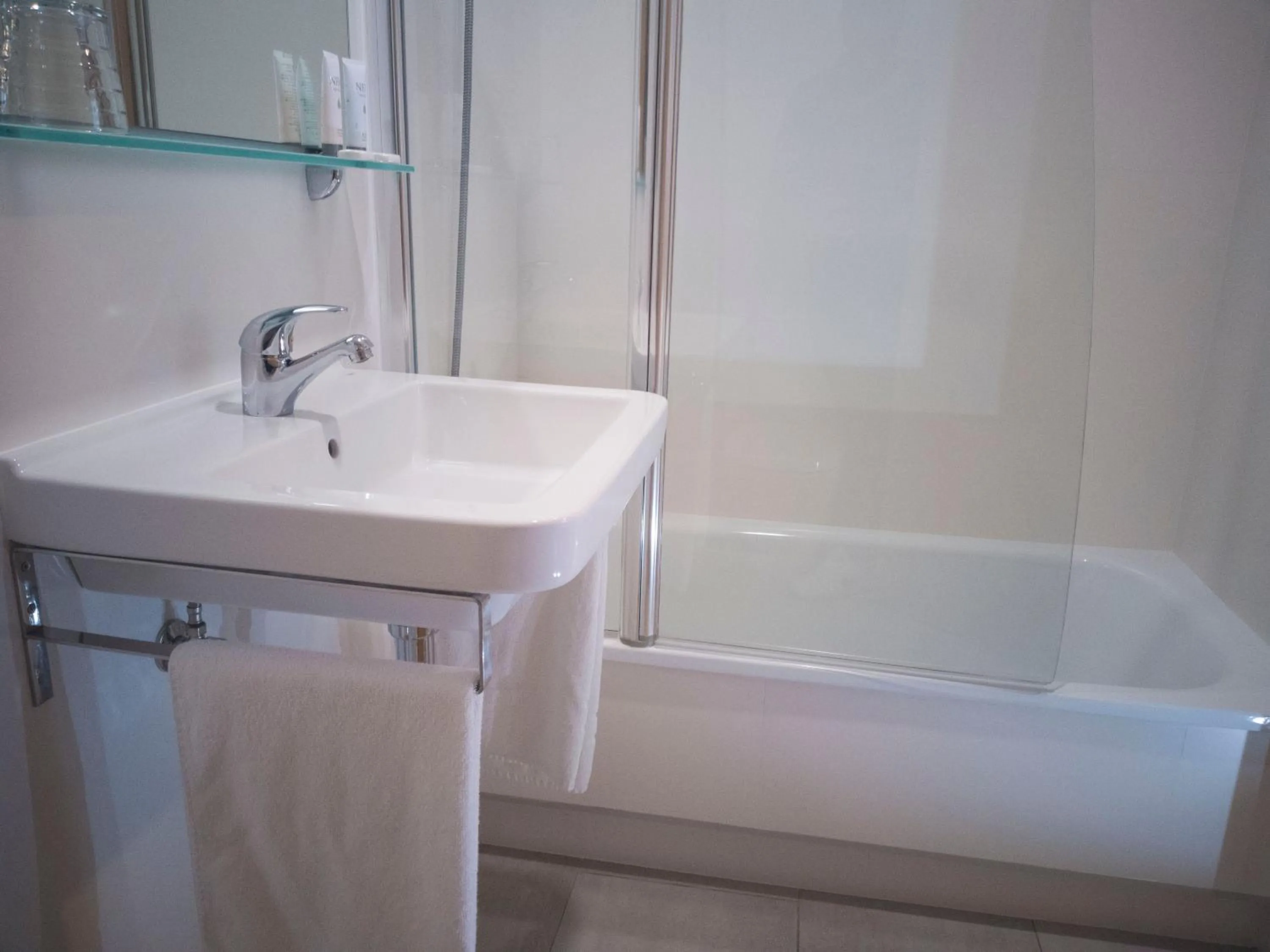 Shower in Hotel Abadi