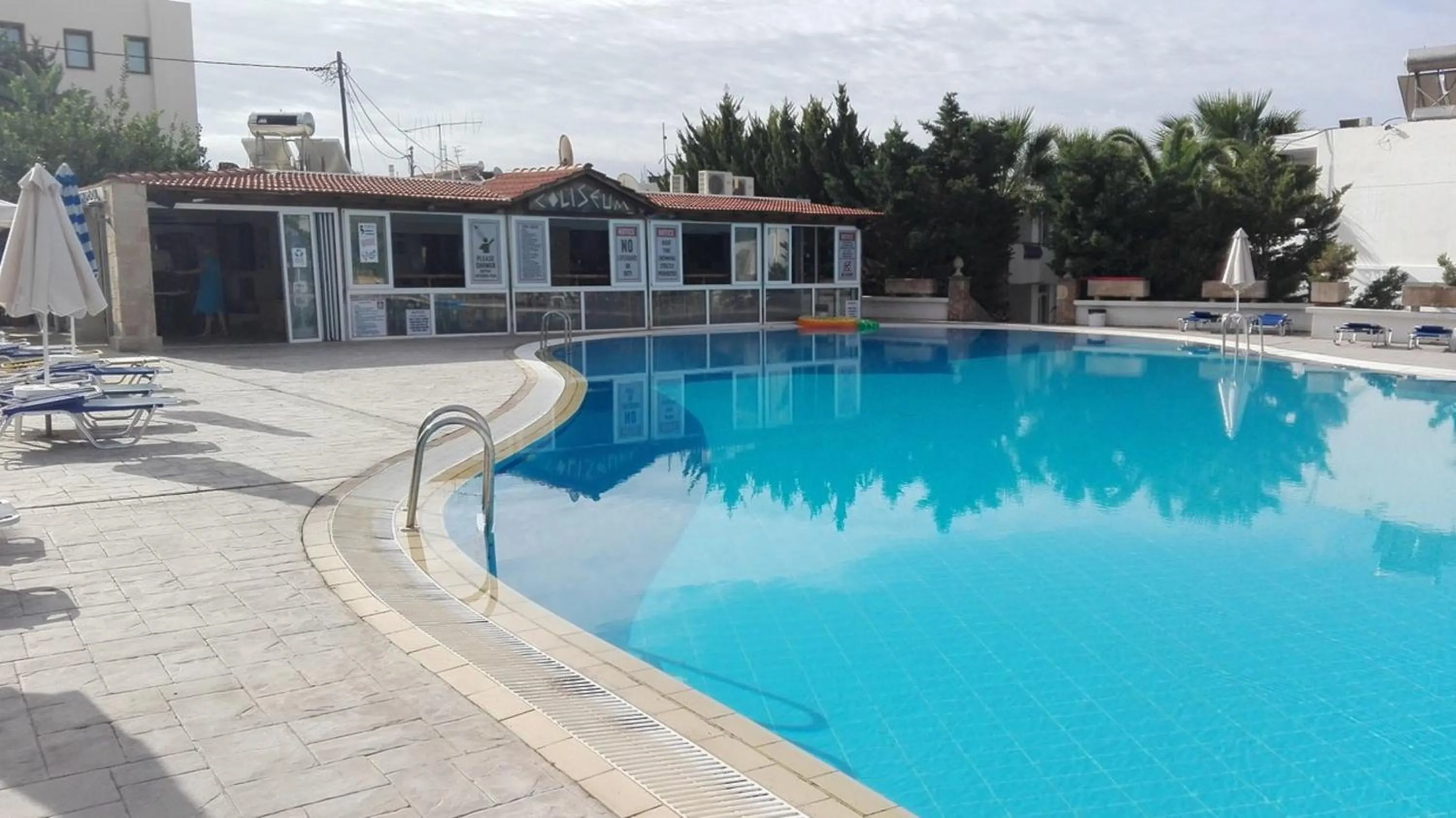 Swimming pool in Coliseum Studios & Apartments
