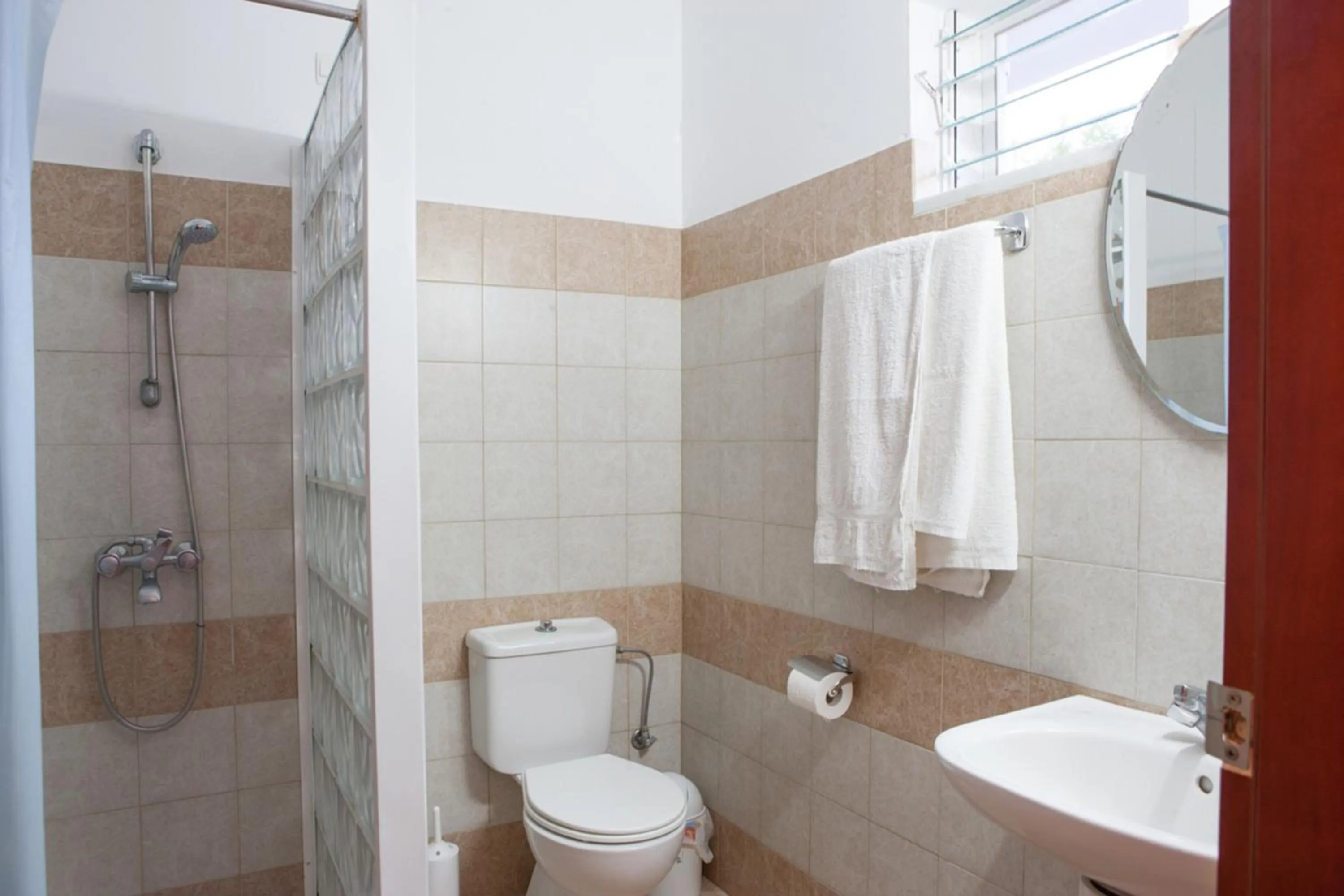 Bathroom in Coliseum Studios & Apartments