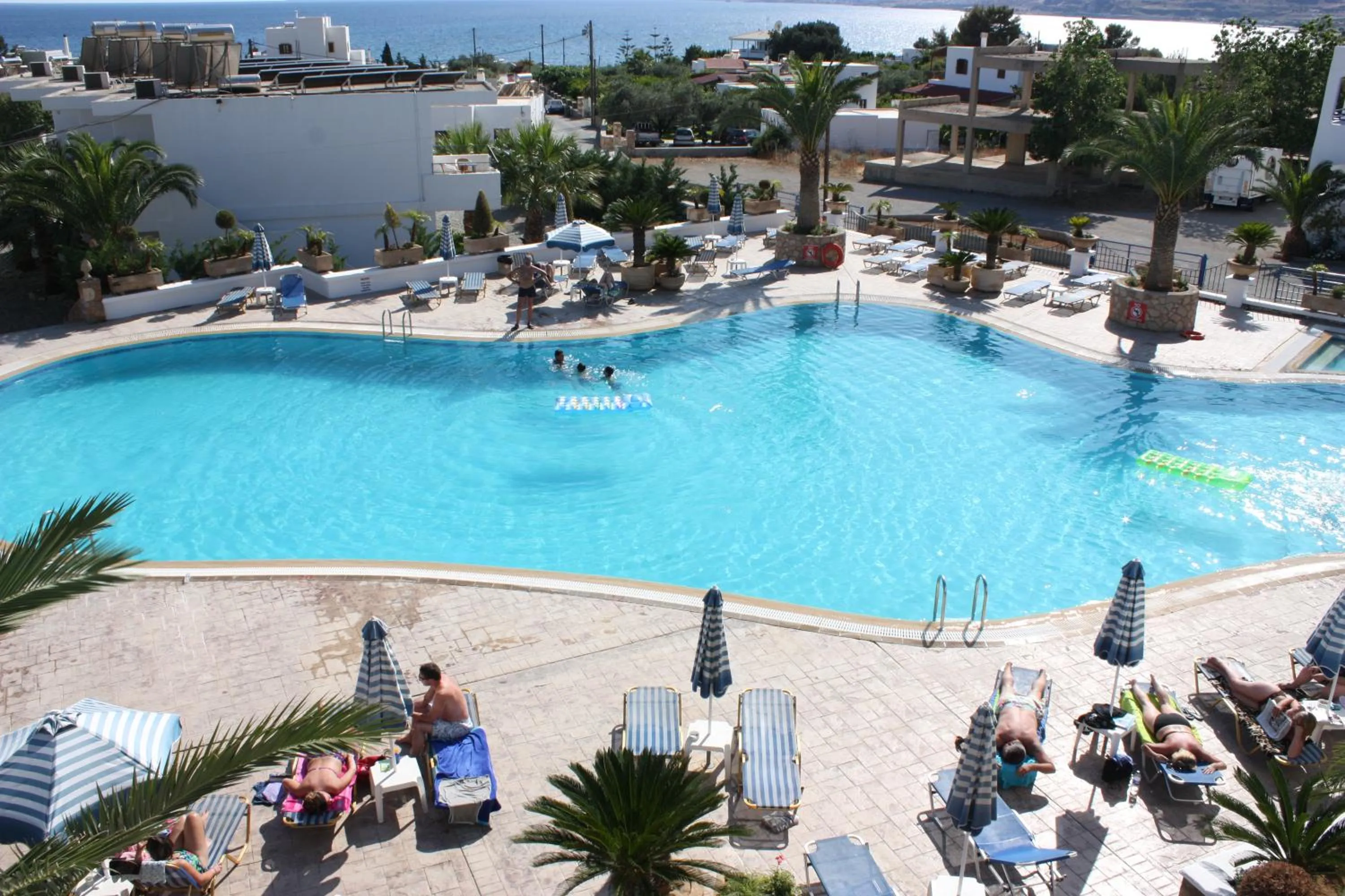 Swimming pool in Coliseum Studios & Apartments