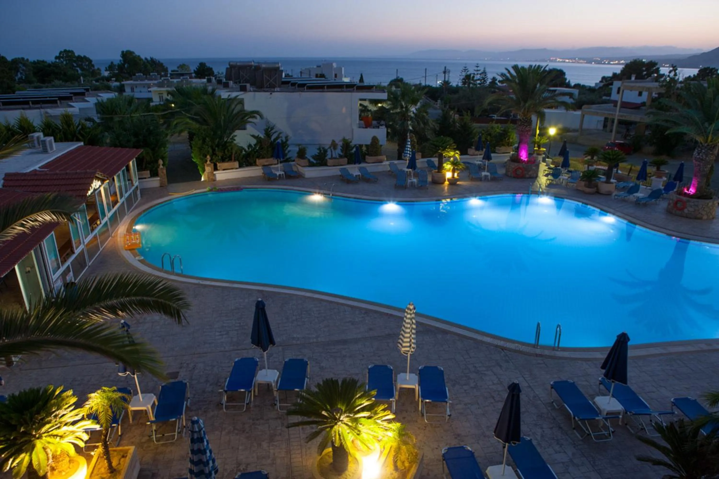 Swimming pool in Coliseum Studios & Apartments