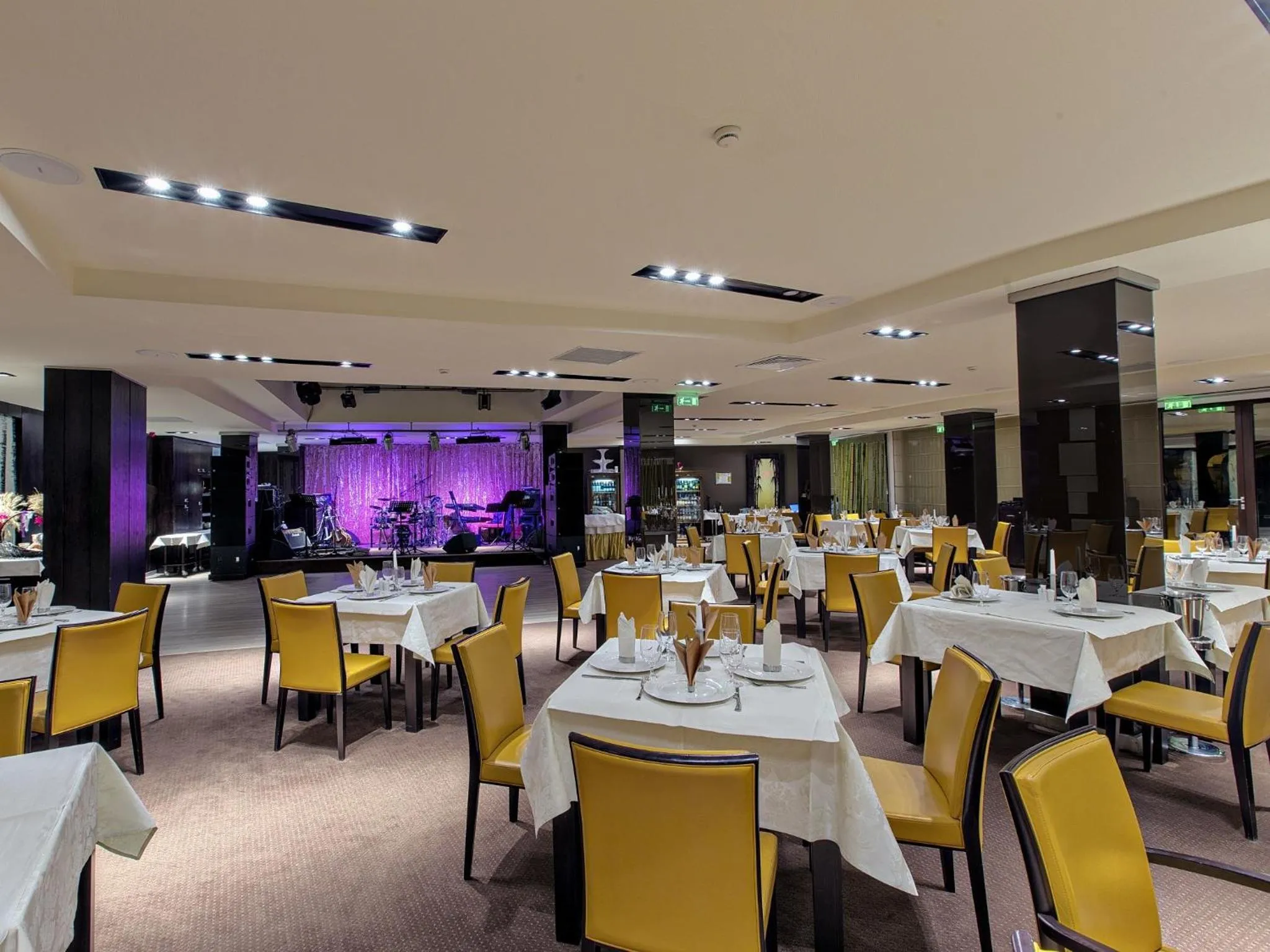 Restaurant/places to eat in Vega Hotel