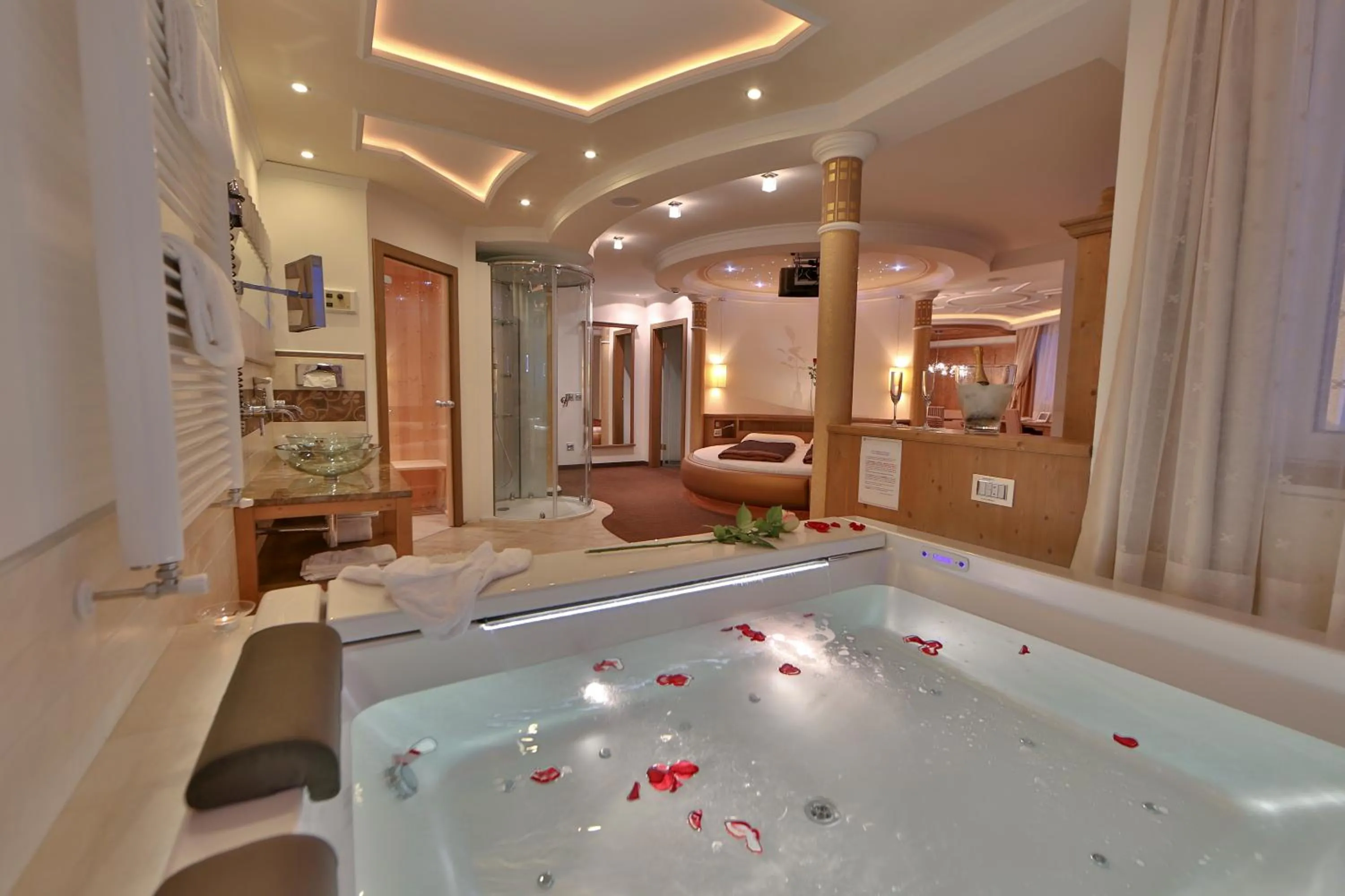 Bathroom, Bed in Dolce Avita Hotel Spa & Resort