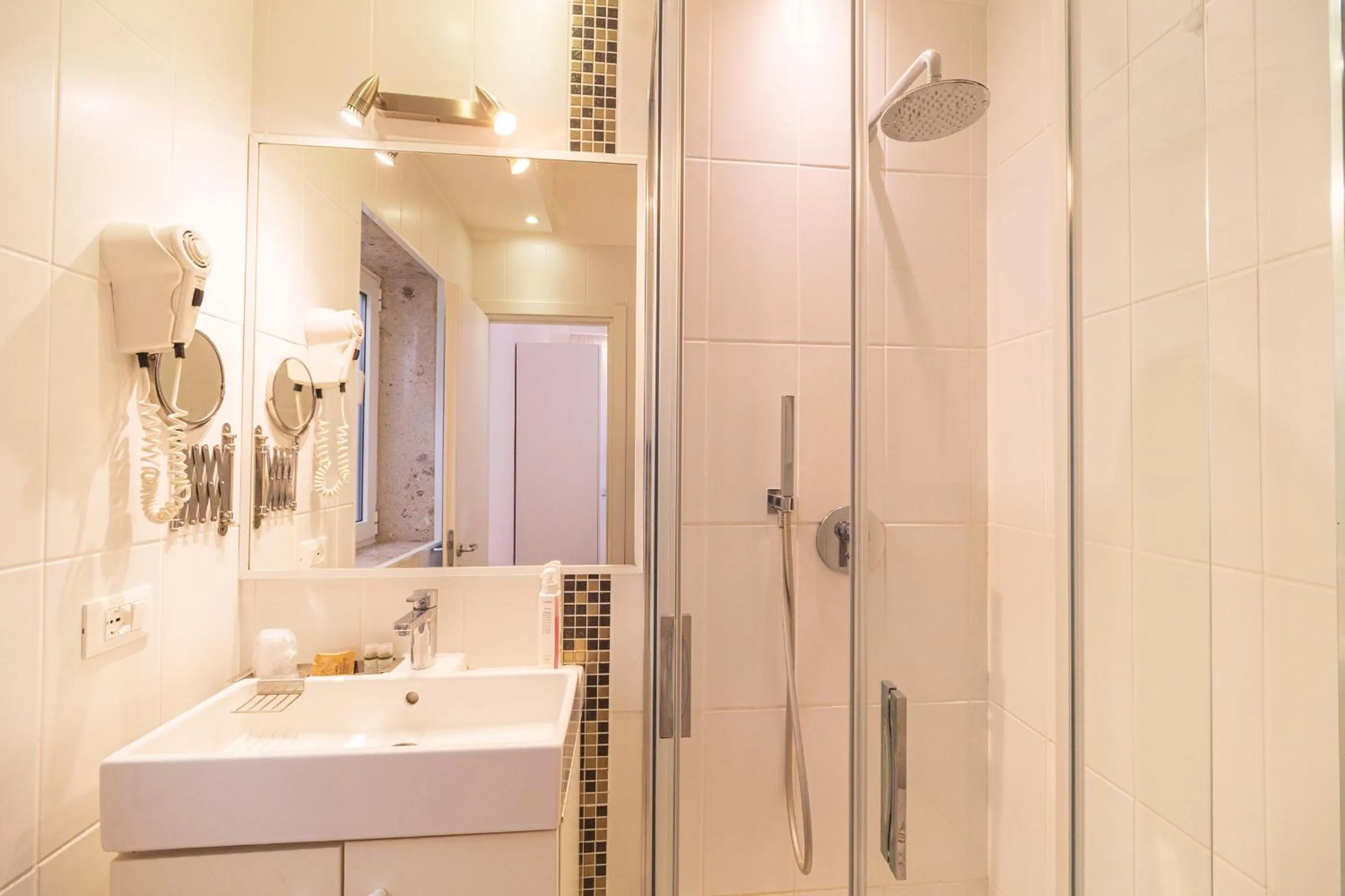 Shower in Hotel Speranza