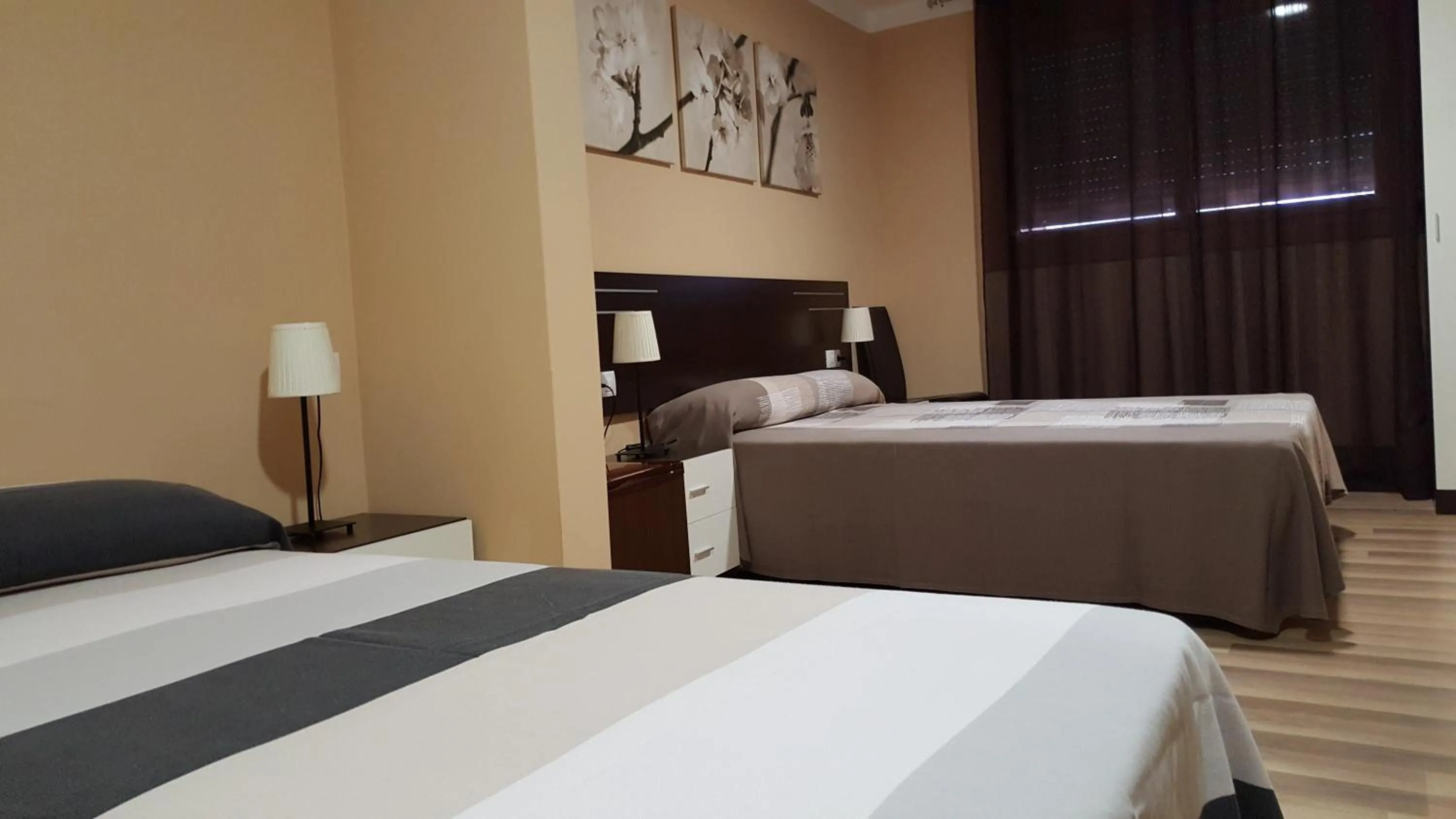 Triple Room with Private Bathroom in Pensión Avenida
