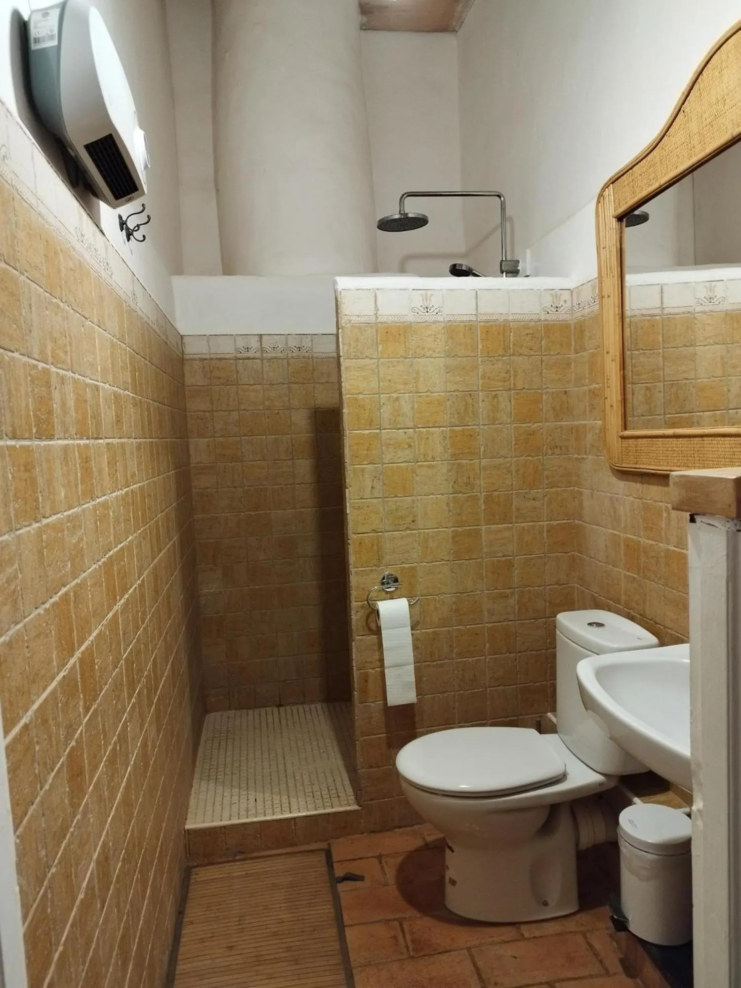Shower in Mas Del Llop Blanc - Dog friendly Hostal Rural - B&B