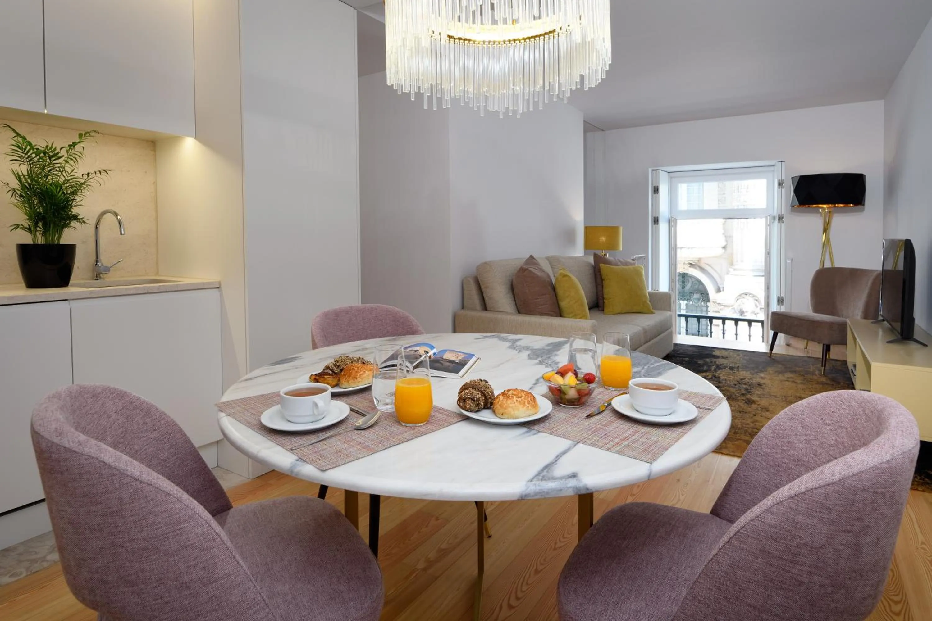 Dining area in Ouro Grand by Level Residences