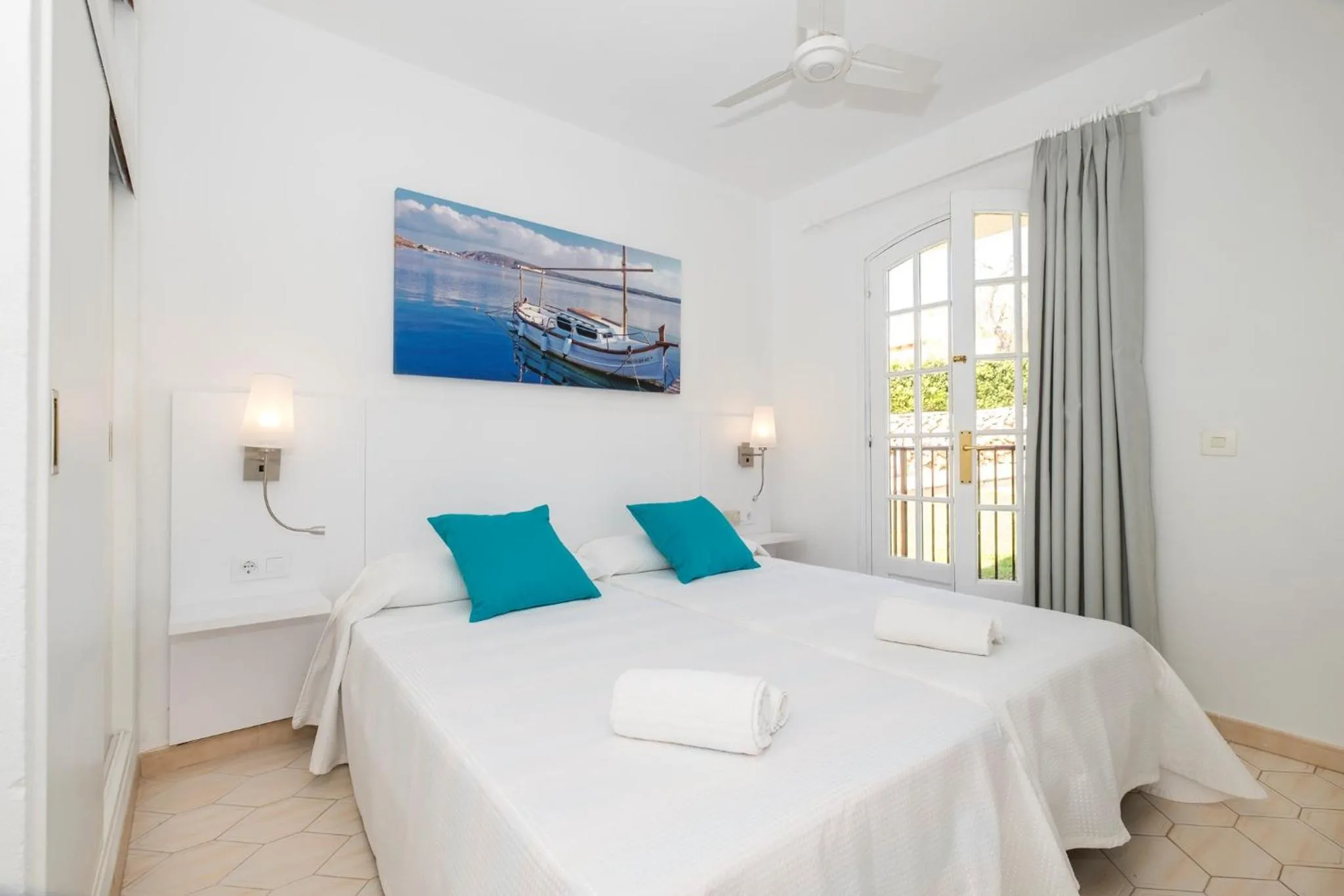 Property building, Bed in Girasols Gardens Sup