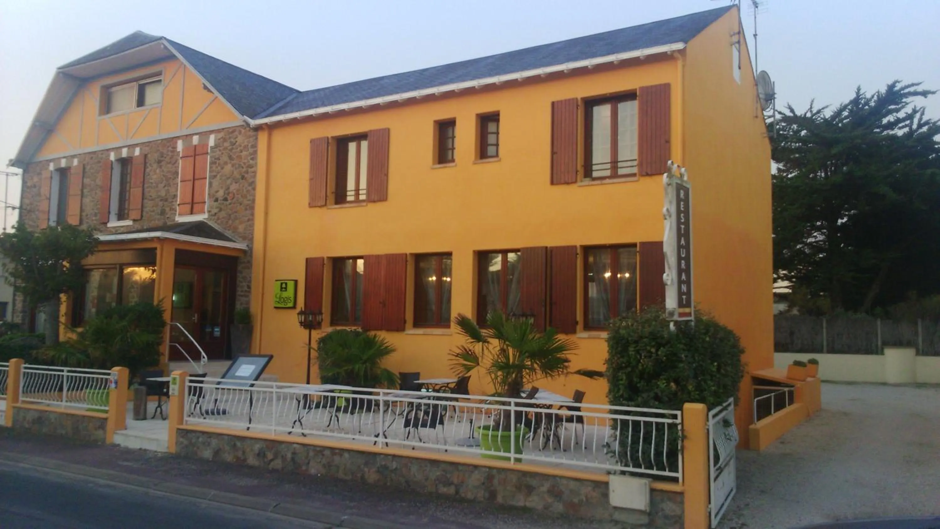 Facade/entrance in Le Richelieu