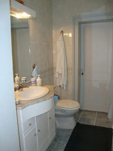 Comfort Triple Room - single occupancy in AU CHARME DES POMMIERS Comfort Triple Room - single occupancy in AU CHARME DES POMMIERS