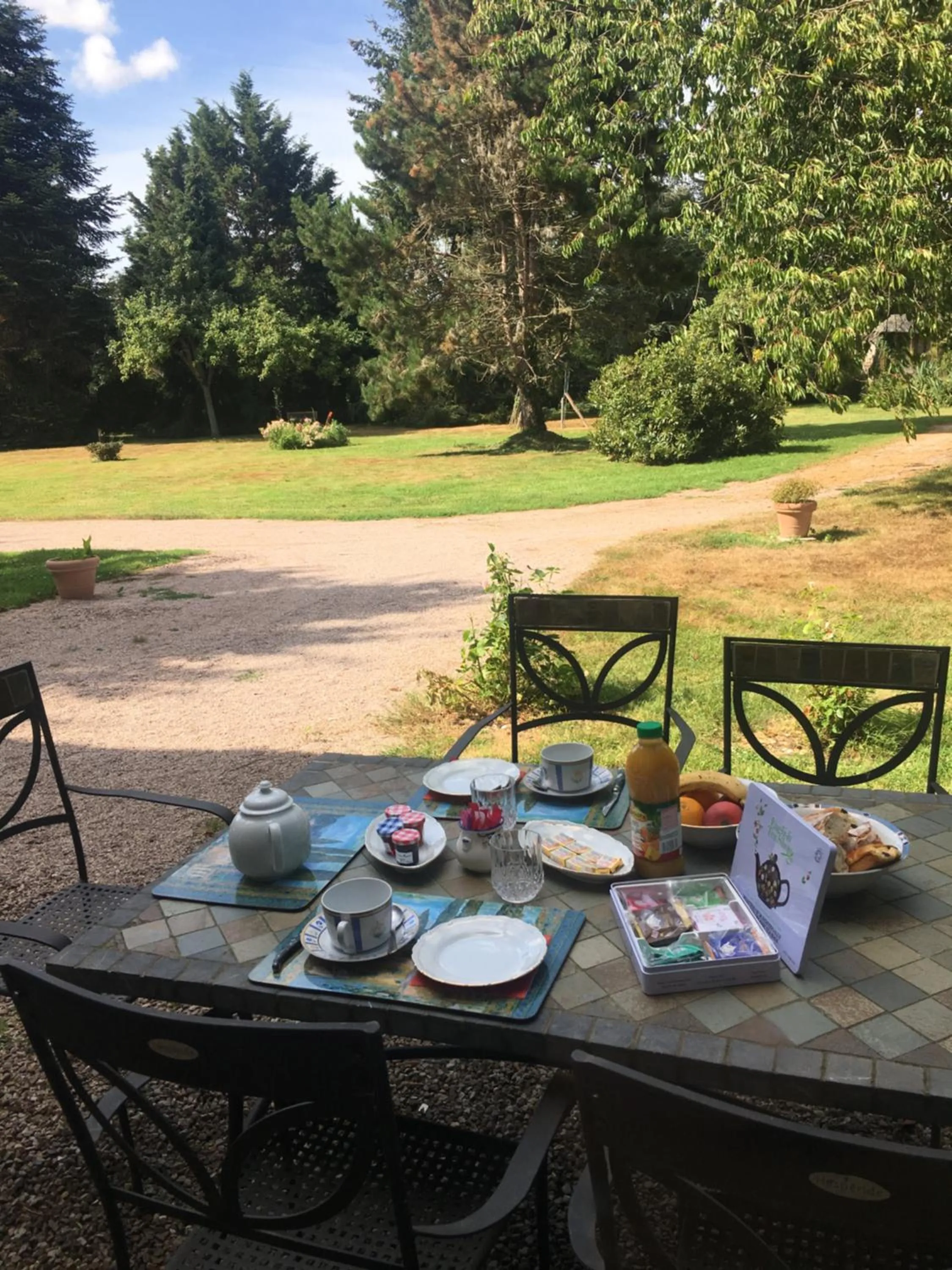 Garden in AU CHARME DES POMMIERS
