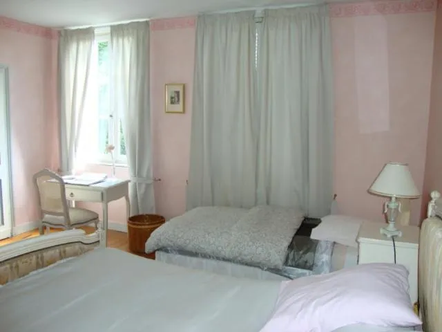Photo of the whole room, Bed in AU CHARME DES POMMIERS