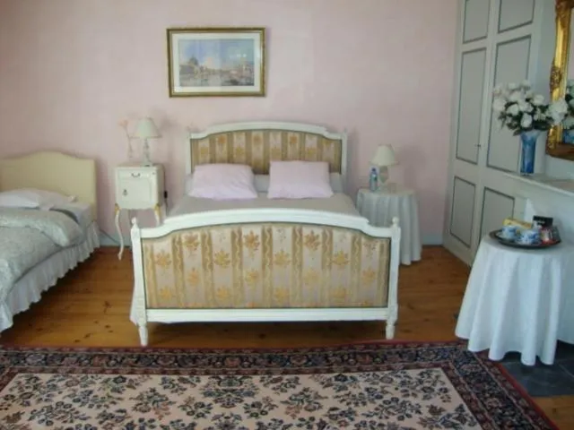 Photo of the whole room, Bed in AU CHARME DES POMMIERS