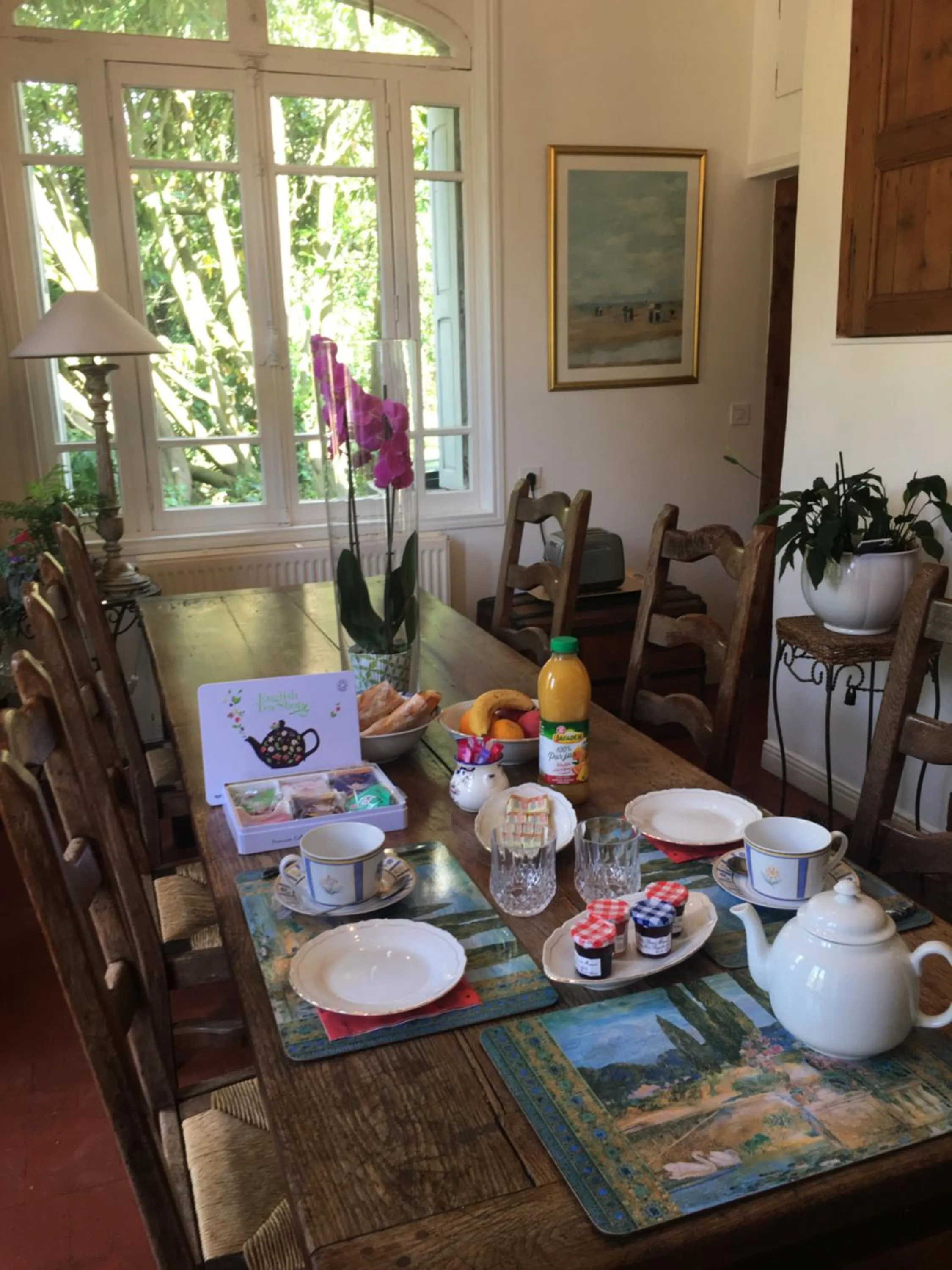 Breakfast in AU CHARME DES POMMIERS