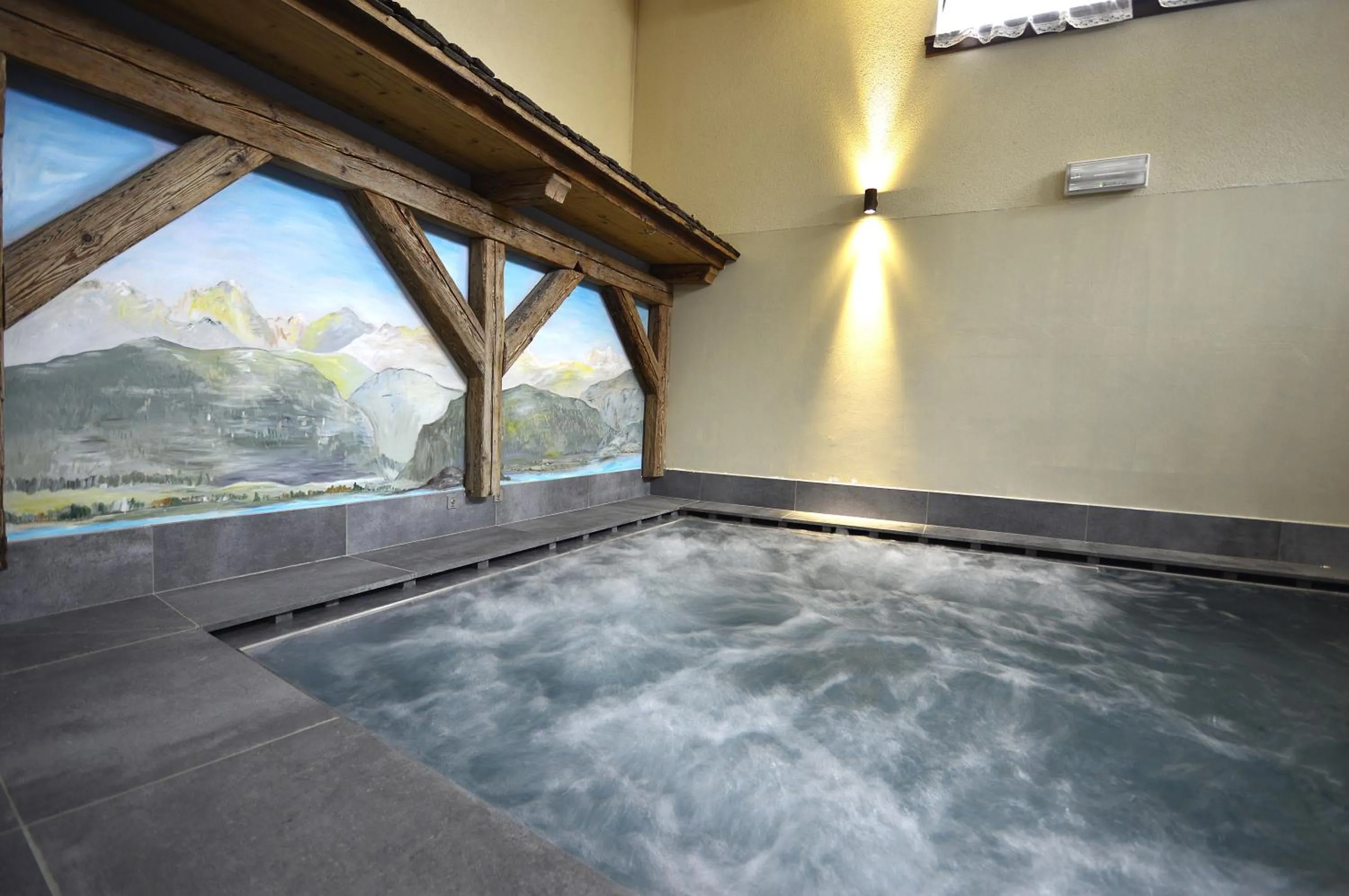 Hot Tub in Hotel Villa Fosine