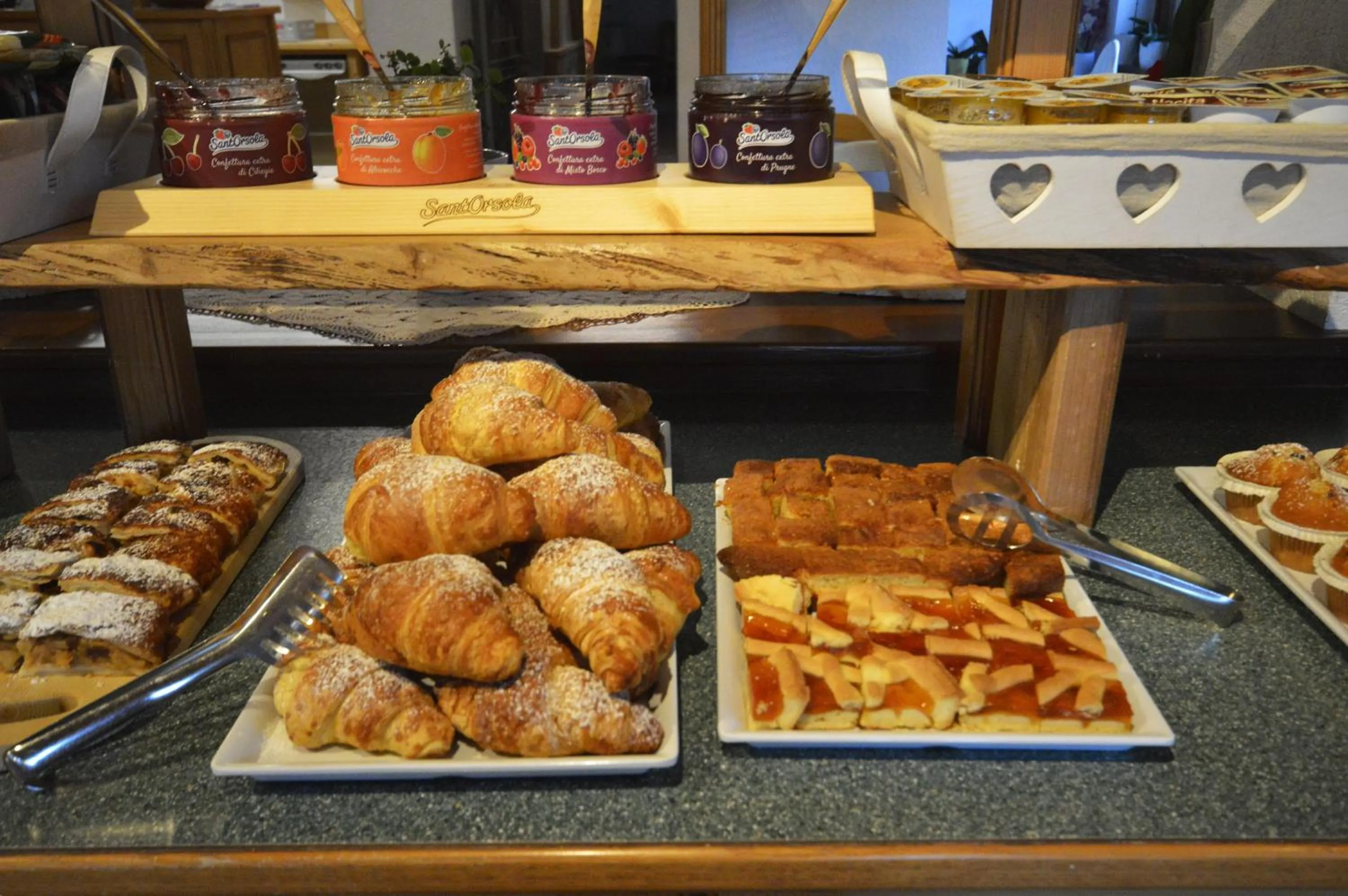 Buffet breakfast in Hotel Villa Fosine