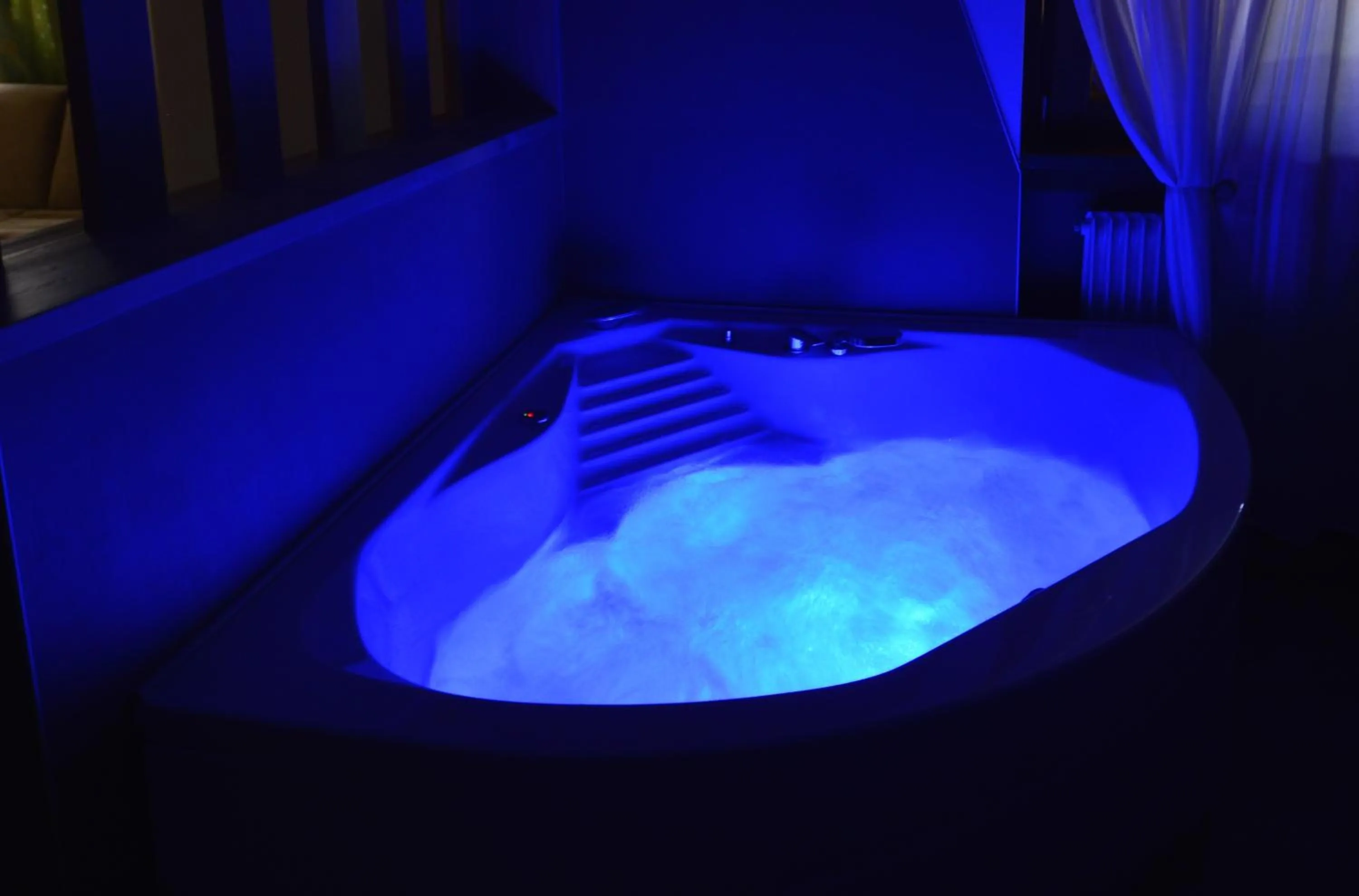 Hot Tub in Hotel Villa Fosine