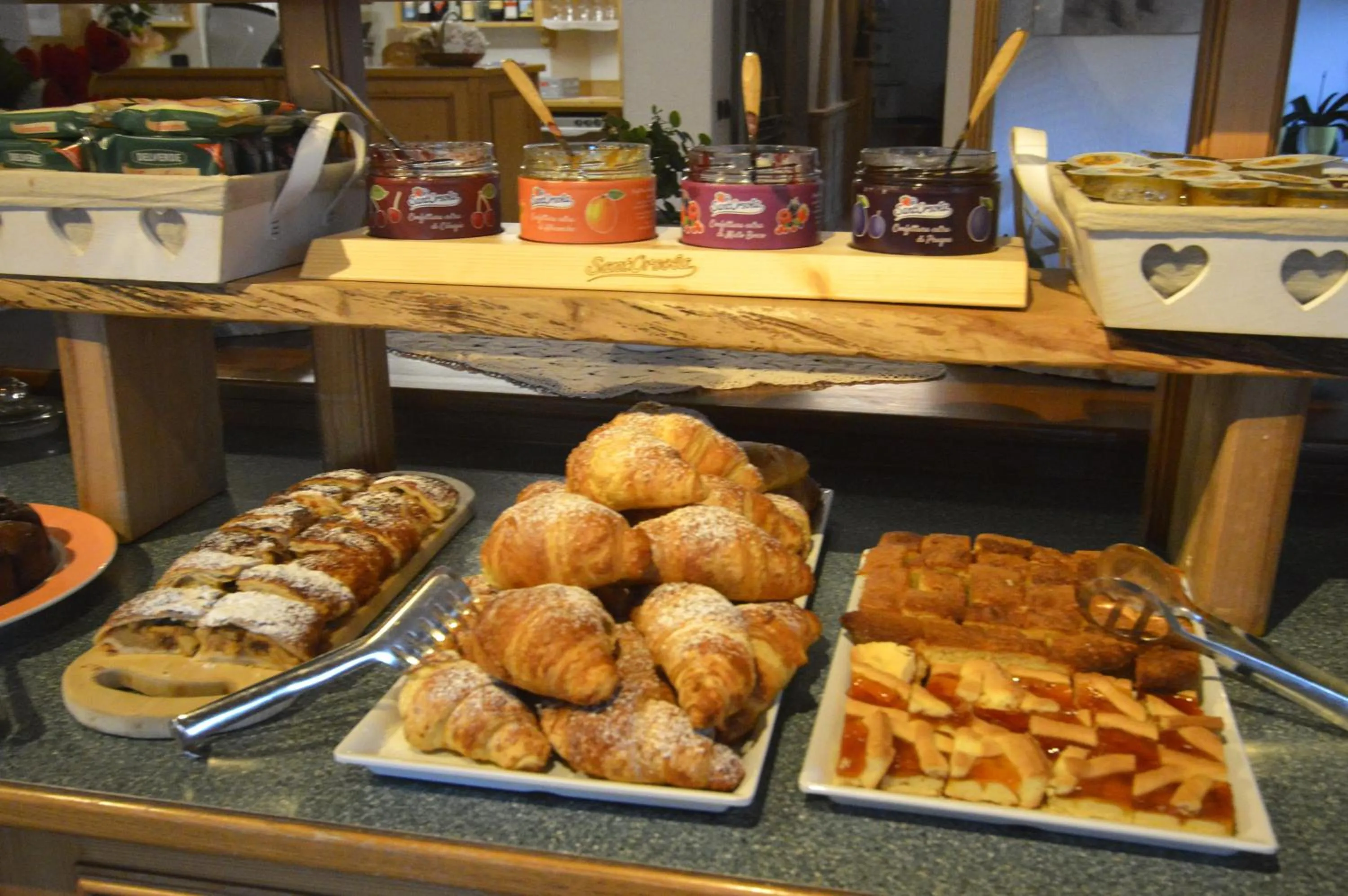 Buffet breakfast in Hotel Villa Fosine