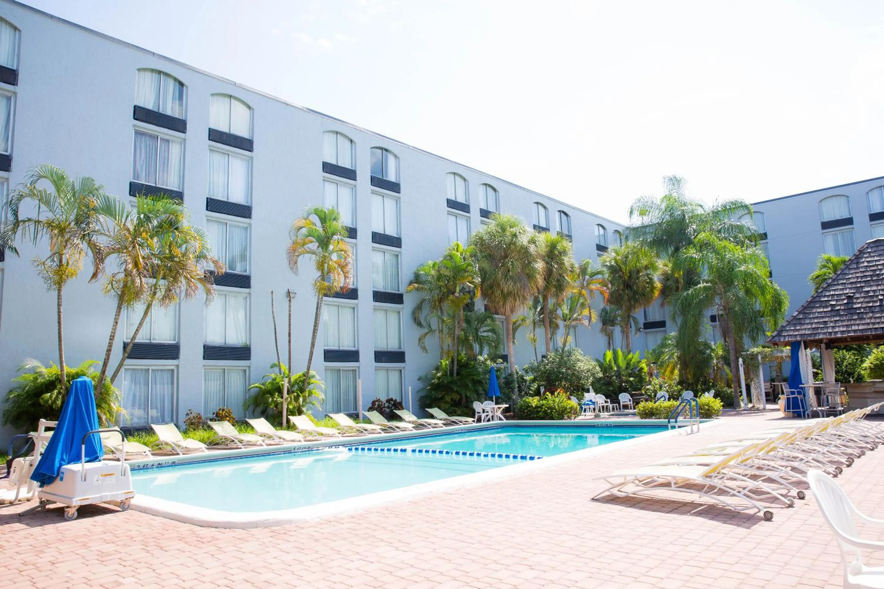 Swimming pool in Plaza Hotel Fort Lauderdale