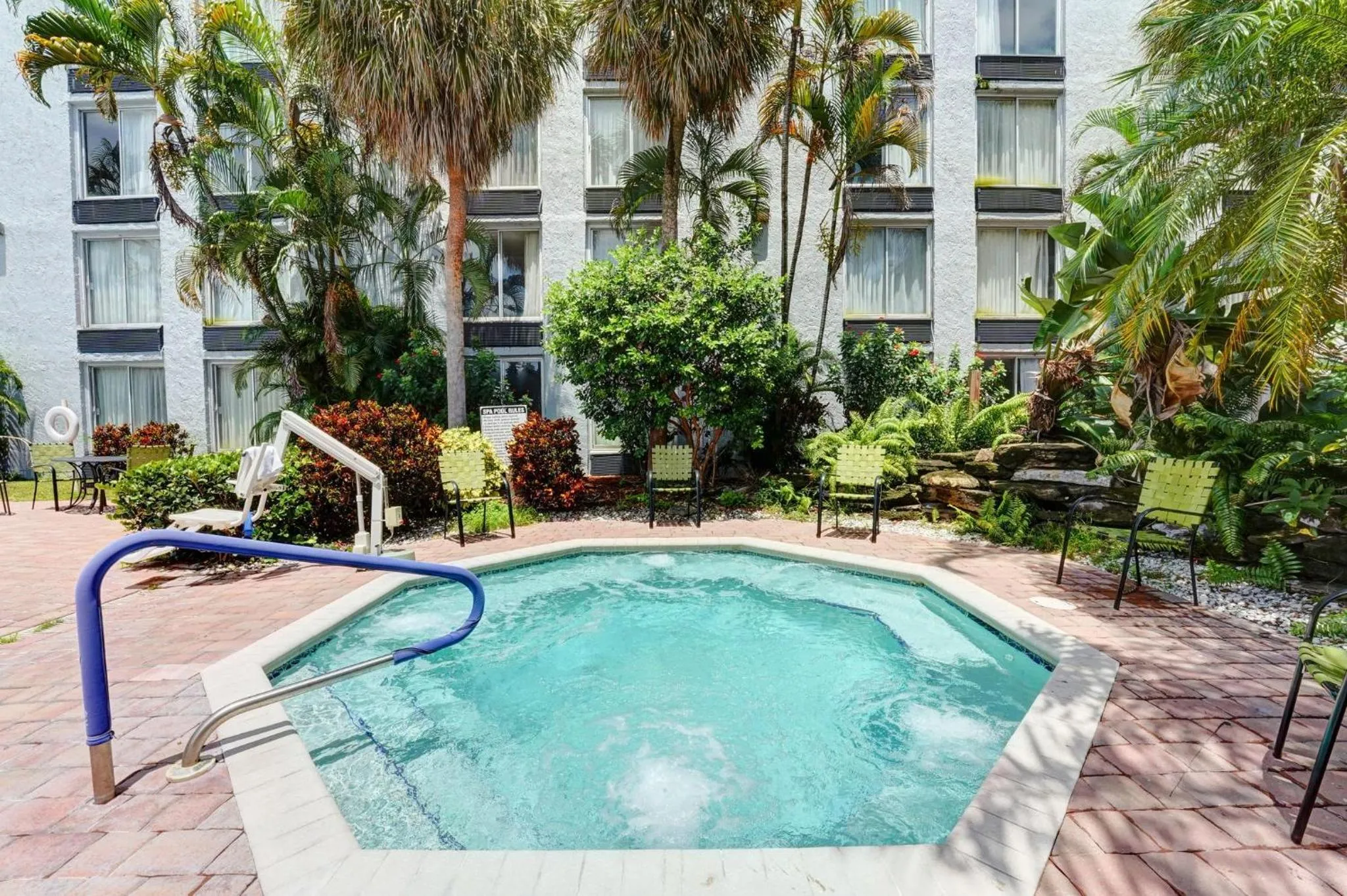 Swimming pool in Plaza Hotel Fort Lauderdale