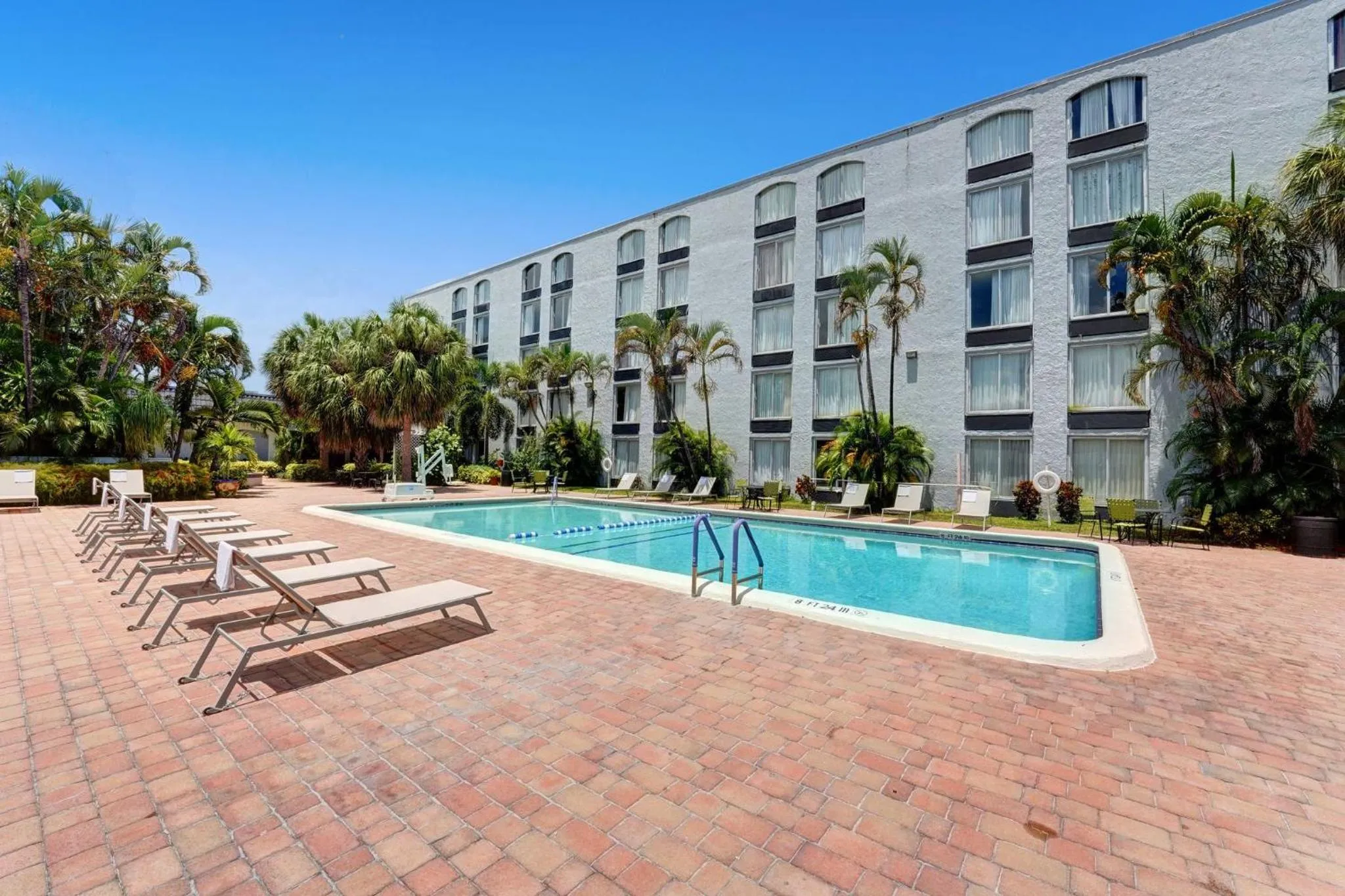 Swimming pool in Plaza Hotel Fort Lauderdale
