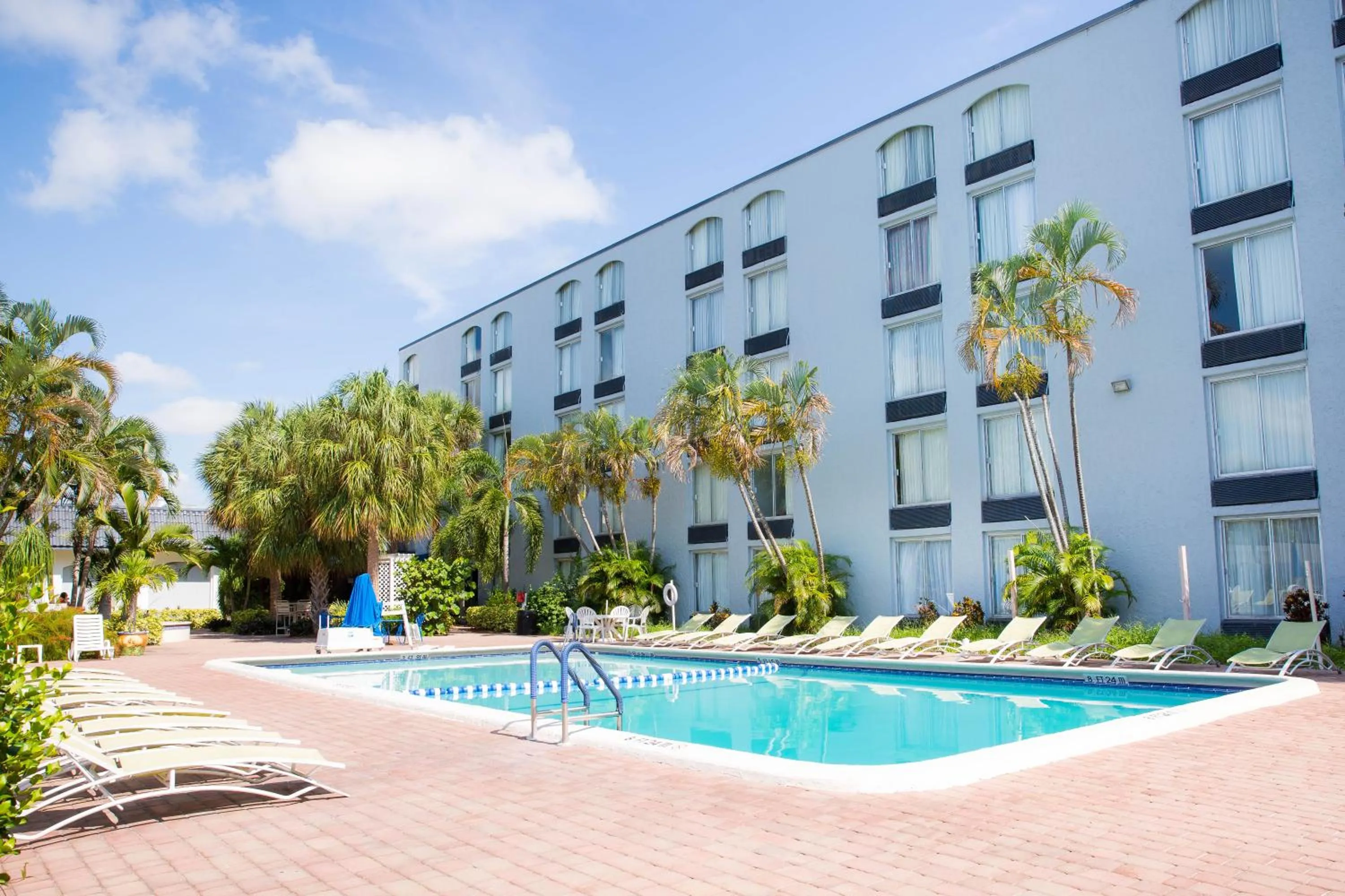 Swimming pool in Plaza Hotel Fort Lauderdale