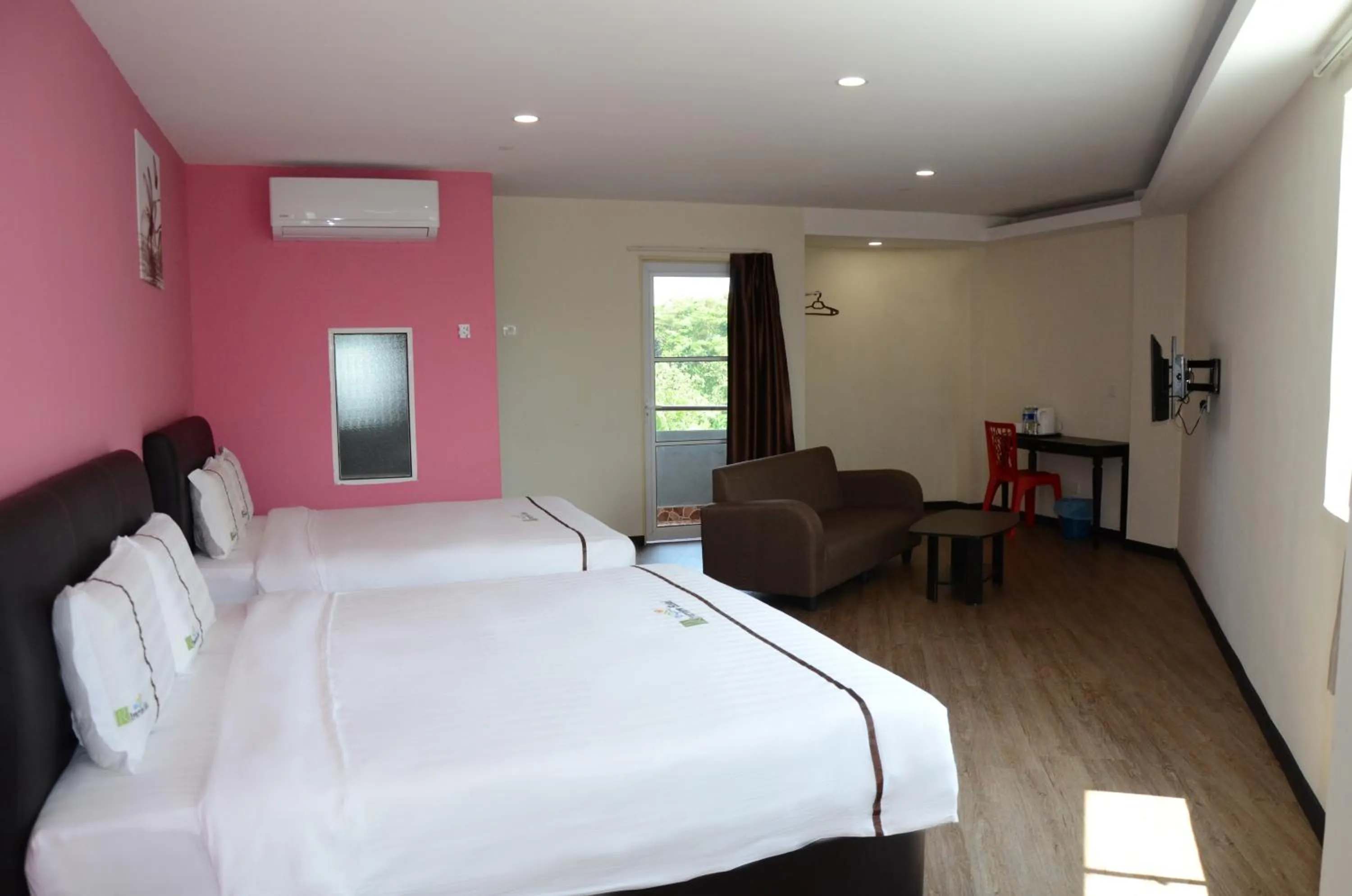 Photo of the whole room, Bed in Riverview Hotel