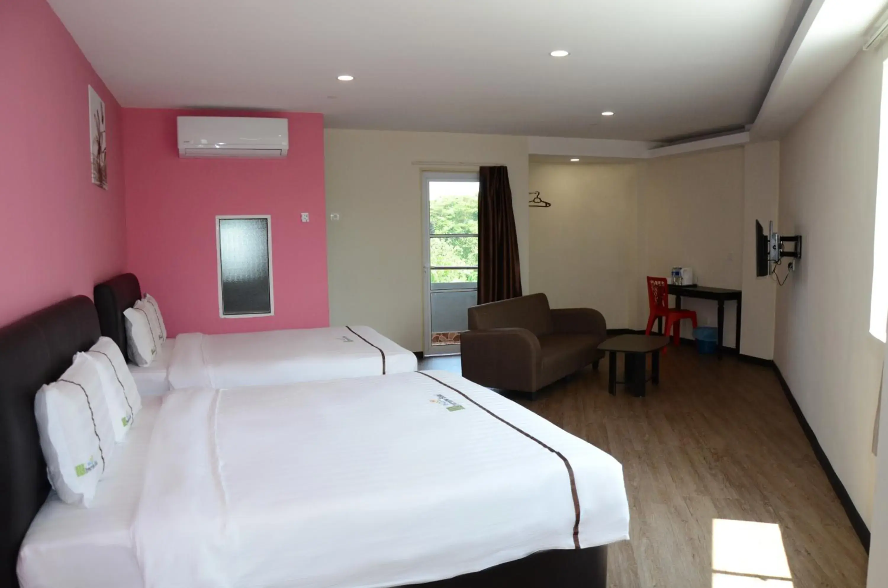 Photo of the whole room, Bed in Riverview Hotel Photo of the whole room, Bed in Riverview Hotel