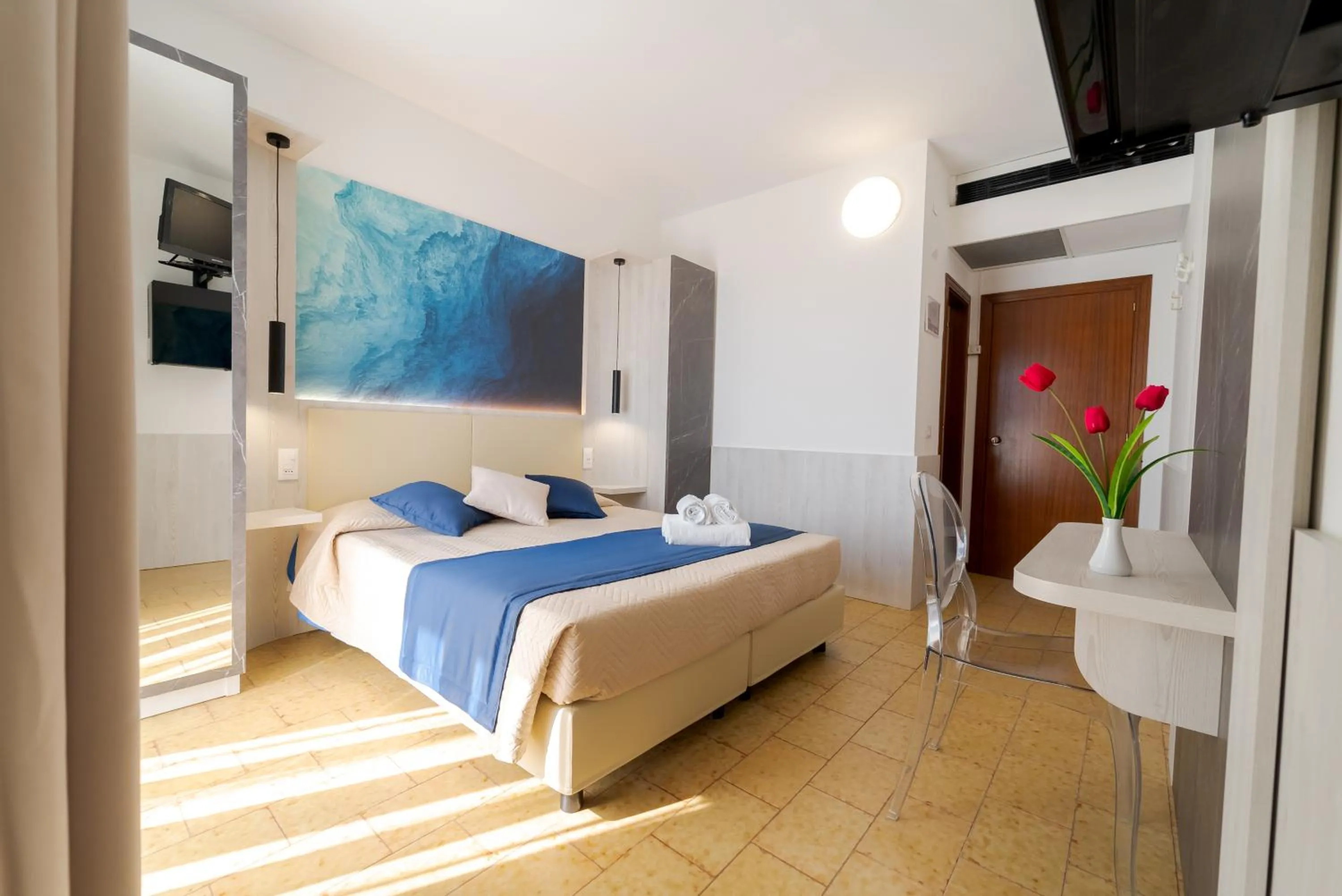 Photo of the whole room, Bed in Hotel Beach