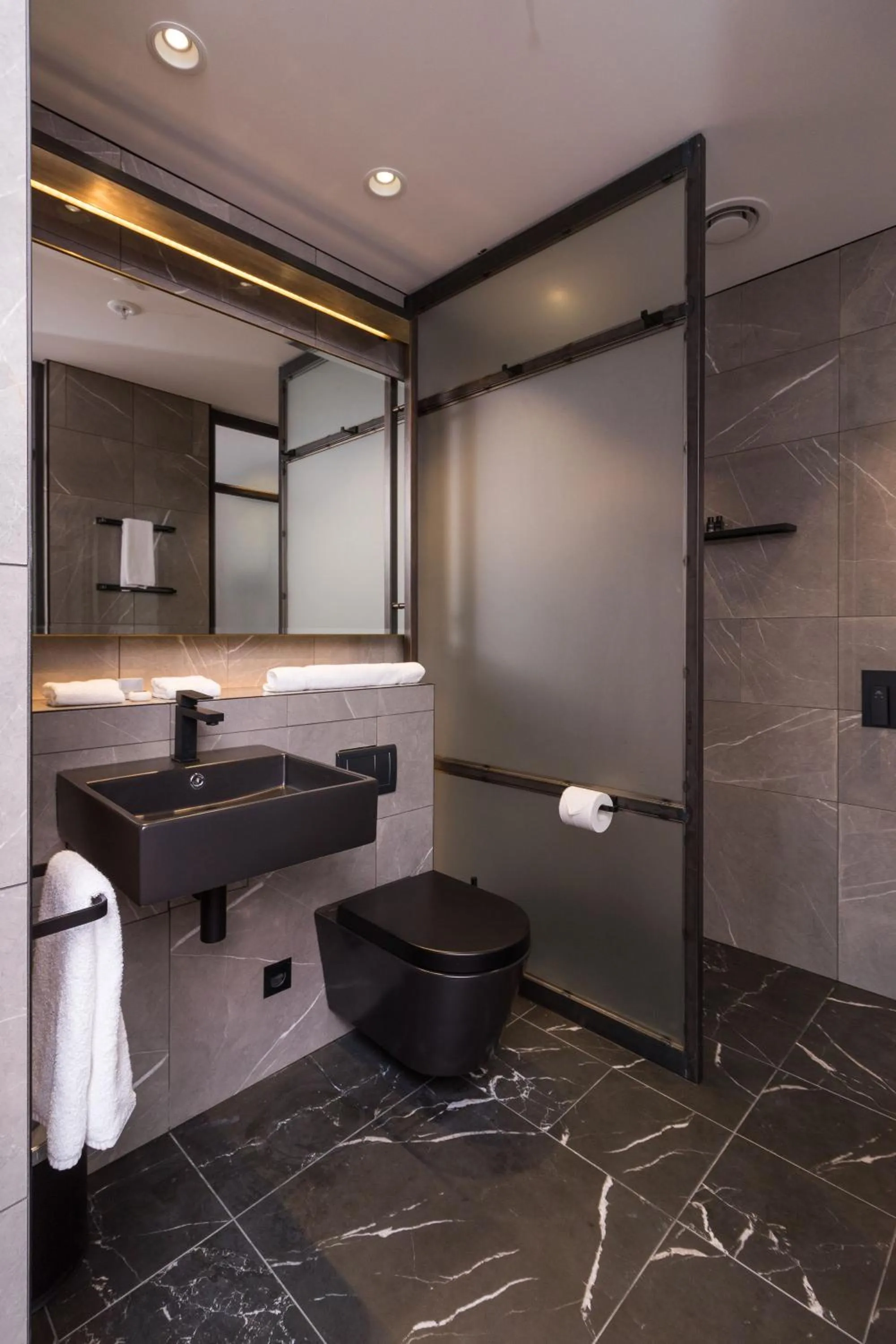 Shower in Clarence Boutique Hotel