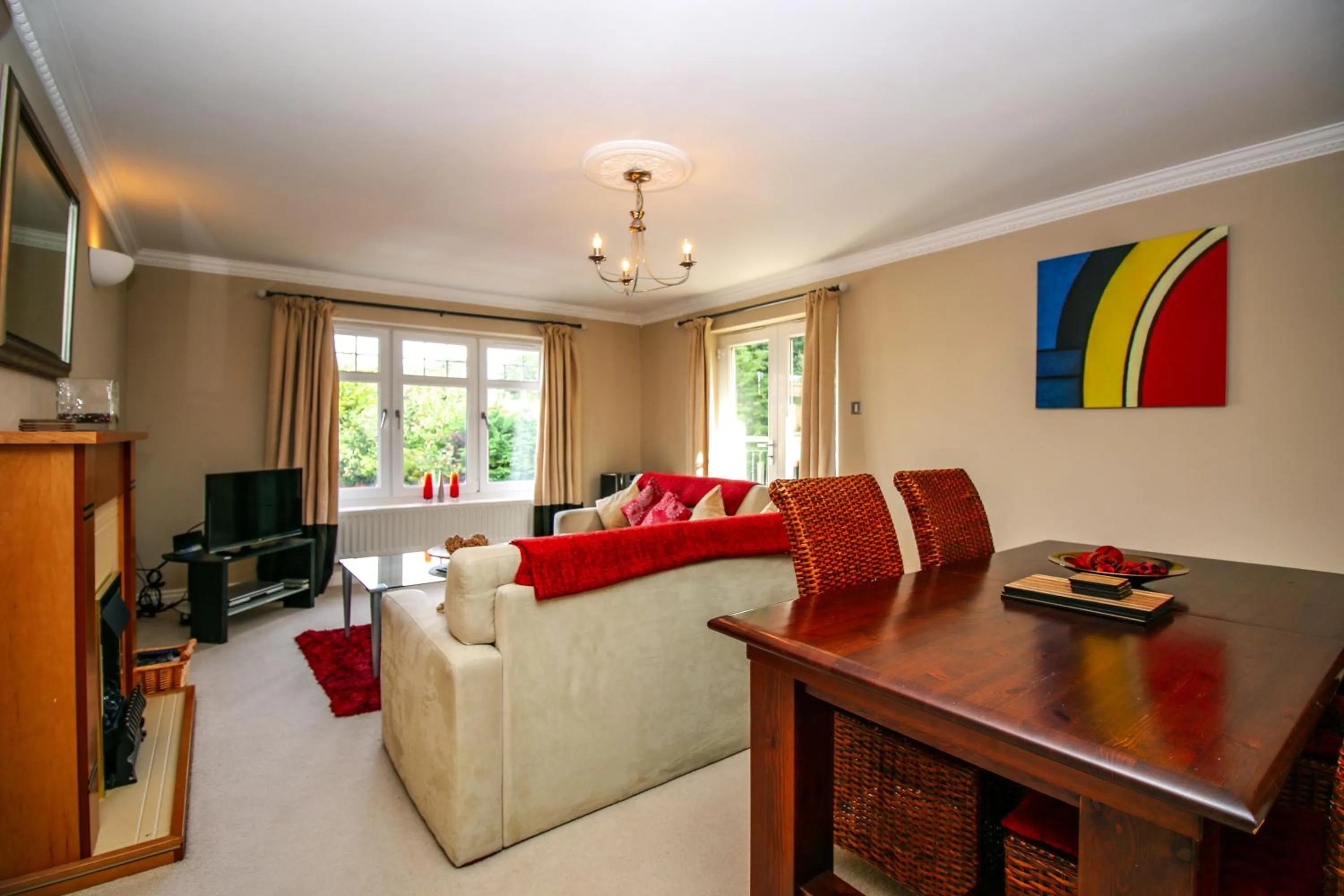 TV and multimedia in Turnberry Apartments