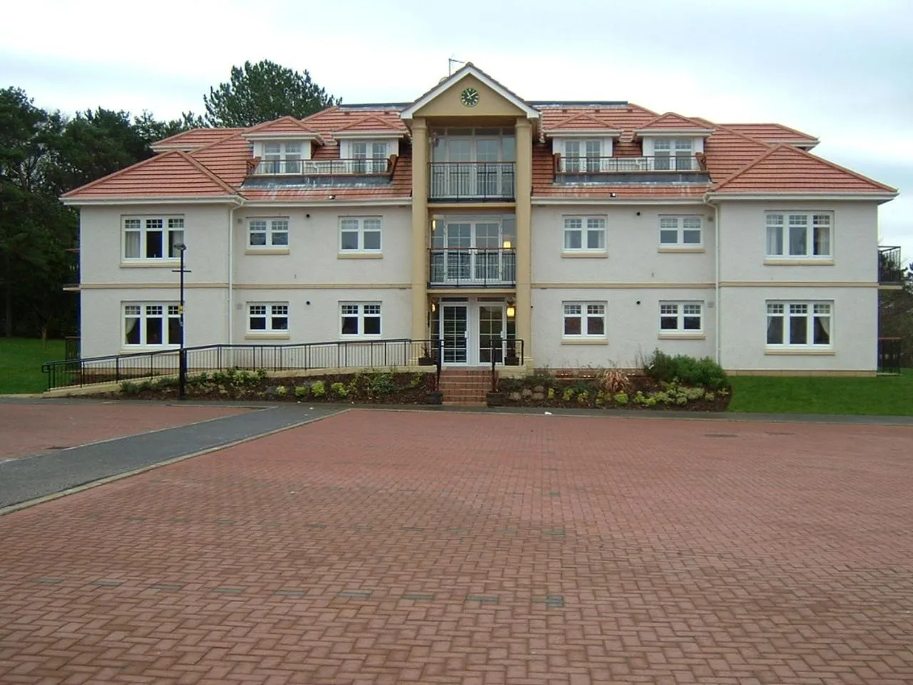Facade/entrance in Turnberry Apartments