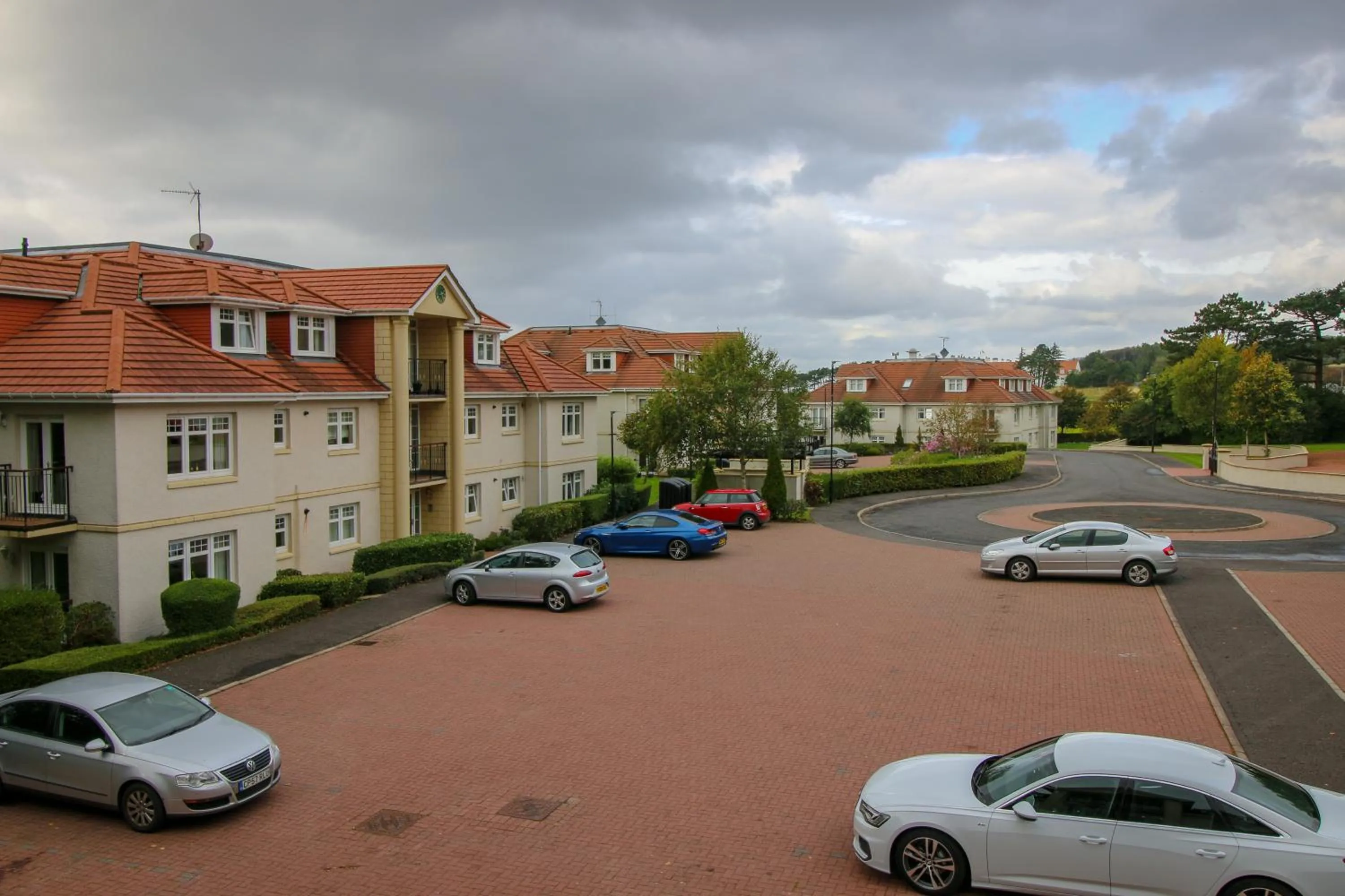 Facade/entrance in Turnberry Apartments